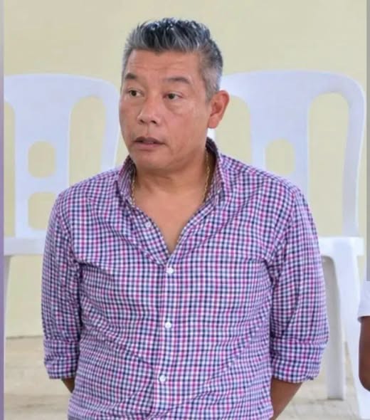 NotaRojaCazarin's tweet photo. #NotaRoja #Coatzacoalcos
Ajuste de cuentas entre bandas narcomenudistas, es la línea de investigación que se fortalece en torno al asesinato ayer del ex regidor de Jaltipan, Guillermo Pamuce Yep

Ignacio Carbajal
Coatzacoalcos.— Esto se deriva de la orden de cateo ejecutada anoche por personal de la Fiscalía General del Estado en un domicilio relacionado con el ex regidor asesinado en el fraccionamiento Veleros.
Y acá se comparte lo encontrado anoche por personal de la Fiscalía:
📷Un sobre bolsa de color amarillo con etiqueta “New Veracruz”
📷Tabique de polvo blanco con caracteristicas a la cocaina emplayado y dos sobres de suplemento inositol
📷19 bolsas ziploc con polvo blanco con características a la cocaina
📷Bolsas plásticas vacías tipo ziploc
📷Báscula gramera digital
📷Inhinidor de señal
📷 Cartucho desabastecido de arma corta,una funda pistolera camuflajeadatón con bolsas plásticas ziploc
📷 Cartucho desabastecido de arma corta,una funda o escuadra con cargador.
📷Un silenciador para arma de fuego
📷Dos cajas de cartuchos útiles calibre 9MM
📷Una caja de de cartuchos útiles calibre 22
📷 Cartucho desabastecido de arma corta,una funda pistolera camuflajeada
📷20 cartuchos útiles calibre 7.62 y 39 cartuchos útiles calibre 2.23 diferentes marcas.
📷Una mariconera color negra, con una caja de de cartuchos útiles calibre 5.56x45MM, dos cajas de cartuchos útiles calibre .380, una caja de de cartuchos útiles calibre 9MM y unos candados de mano.
📷Pasaporte a nombre  Guillermo Pamuce Yep.
Todo esto indica sin duda que lo que el Chino Yep tenía en Veleros era una casa de seguridad,, y en este contacto, la linea de investigación que más se fortalece en torno a este caso es el ajuste de cuentas entre bandas rivales dedicadas al narco menudeo, y no una Vendetta política,  cómo algunas voces intentan encuadrar el crimen ocurrido anoche en Coatzacoalcos.