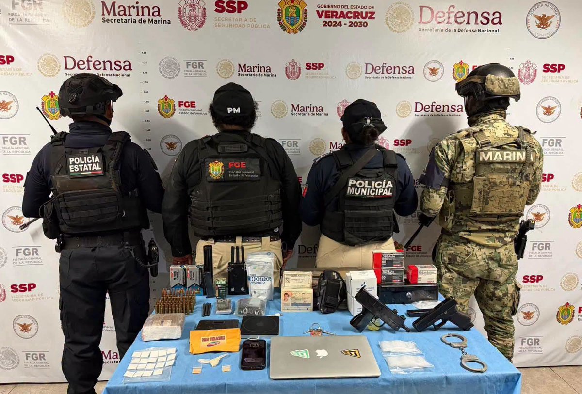 NotaRojaCazarin's tweet photo. #NotaRoja #Coatzacoalcos
Ajuste de cuentas entre bandas narcomenudistas, es la línea de investigación que se fortalece en torno al asesinato ayer del ex regidor de Jaltipan, Guillermo Pamuce Yep

Ignacio Carbajal
Coatzacoalcos.— Esto se deriva de la orden de cateo ejecutada anoche por personal de la Fiscalía General del Estado en un domicilio relacionado con el ex regidor asesinado en el fraccionamiento Veleros.
Y acá se comparte lo encontrado anoche por personal de la Fiscalía:
📷Un sobre bolsa de color amarillo con etiqueta “New Veracruz”
📷Tabique de polvo blanco con caracteristicas a la cocaina emplayado y dos sobres de suplemento inositol
📷19 bolsas ziploc con polvo blanco con características a la cocaina
📷Bolsas plásticas vacías tipo ziploc
📷Báscula gramera digital
📷Inhinidor de señal
📷 Cartucho desabastecido de arma corta,una funda pistolera camuflajeadatón con bolsas plásticas ziploc
📷 Cartucho desabastecido de arma corta,una funda o escuadra con cargador.
📷Un silenciador para arma de fuego
📷Dos cajas de cartuchos útiles calibre 9MM
📷Una caja de de cartuchos útiles calibre 22
📷 Cartucho desabastecido de arma corta,una funda pistolera camuflajeada
📷20 cartuchos útiles calibre 7.62 y 39 cartuchos útiles calibre 2.23 diferentes marcas.
📷Una mariconera color negra, con una caja de de cartuchos útiles calibre 5.56x45MM, dos cajas de cartuchos útiles calibre .380, una caja de de cartuchos útiles calibre 9MM y unos candados de mano.
📷Pasaporte a nombre  Guillermo Pamuce Yep.
Todo esto indica sin duda que lo que el Chino Yep tenía en Veleros era una casa de seguridad,, y en este contacto, la linea de investigación que más se fortalece en torno a este caso es el ajuste de cuentas entre bandas rivales dedicadas al narco menudeo, y no una Vendetta política,  cómo algunas voces intentan encuadrar el crimen ocurrido anoche en Coatzacoalcos.