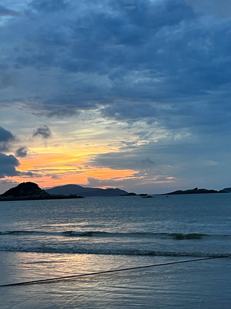 DesyNur50204822's tweet photo. Just stumbled on a hidden coastal cove at sunrise—pink skies, warm breeze, and the quietest waves I’ve ever heard. This is why we wander off the beaten path. ， https://t.co/mGlHIQR4vT