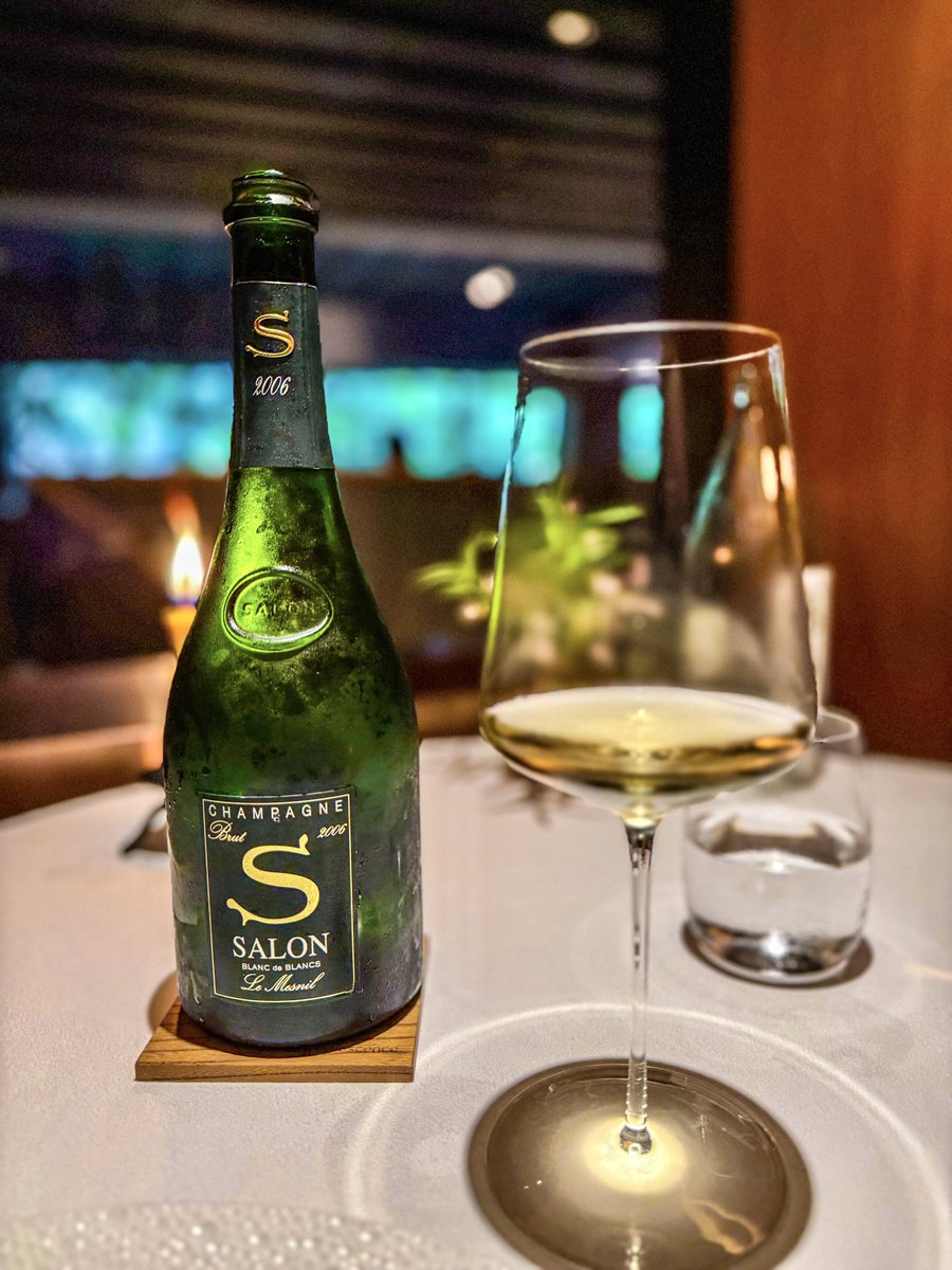 MARUN0UCHI_MAN's tweet photo. 本当は感謝しながら敬意を持って飲むべき幻のシャンパーニュのサロン。お食事の時に欠かせないものです。グルメのまとめはインスタで。 https://t.co/h9QCN7LVFF