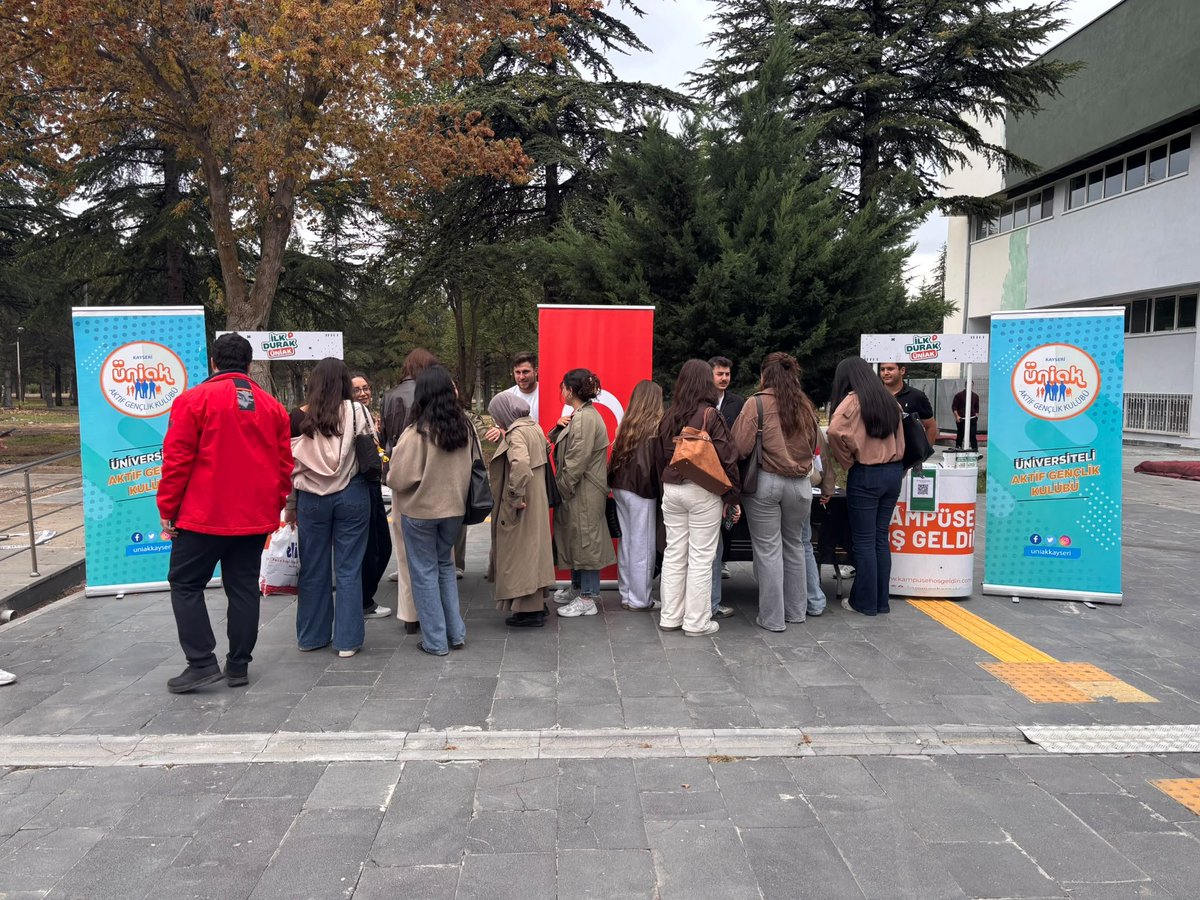 uniakkayseri's tweet photo. Yeni döneme heyecanla başladık! 🎒✨
ÜniAK Kayseri olarak "Kampüse Hoş Geldin" stantlarımızda kardeşlerimizle buluşmaya, yol arkadaşı olmaya hız kesmeden devam ediyoruz. 🤝

Bir çayımızı içmek, tanışmak ve sorularına yanıt bulmak için standımıza bekleriz! ☕🇹🇷

#ÜniAKayseri https://t.co/xUft038MA5