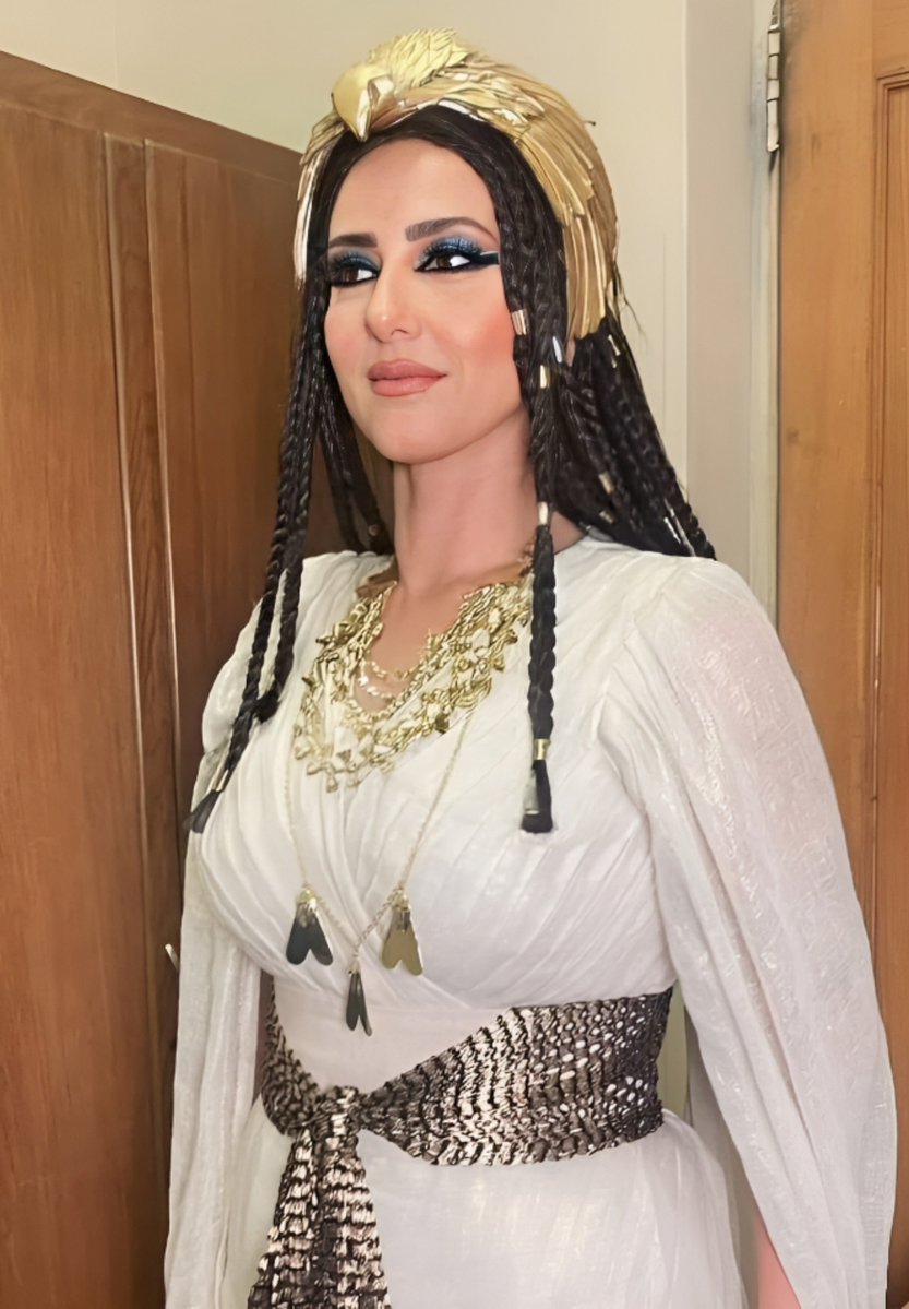 zhabib185's tweet photo. قلادة الذبابات الذهبية الثلاثة ترتديها الفنانة حنان مطاوع وقت ما عملت دور الملكة أم المصريين إياح حتب " اعح حتب"
القلادة هي أرفع وسام عسكري وكان الوحيد من نوعه اللي نالته الملكة تقديرا لفضلها في تحرير مصر من الهكسوس. 
يكفي انها لم تكل ولم تمل من تحريض المصريين وشحنهم لطرد الهكسوس من مصر وفقدت زوجها الملك سقنن رع وابنها الأكبر الملك كامس وساعدت ابنها الأصغر أحمس الأول الى ان حرر مصر بأكملها وطارد الهكسوس خارج الحدود المصرية 
قادت مصر في لحظات صعبة ،نظمت الجيش واشرفت عليه بنفسها وادارت البلاد  بكل حب واخلاص كوصية على ابنها الملك أحمس اللي كان يادوب لم يكمل 11 سنة من عمره  الى ان تولى ابنها الأصغر مقاليد الحكم بالكامل في سن الرشد 18 عام واستكمل الحملة على الهكسوس ورجع منتصر وابتدى من عهده عصر الامبراطورية المصرية كمؤسس للأسرة 18.
اياح حتب رمز كبير لسيدات مصر وهي صاحبة الفضل في غرس أسمى معاني التضحية في سبيل تحرير الأرض المقدسة مصر .
هي دي ام المصريين 
ام الكمايته ♥️