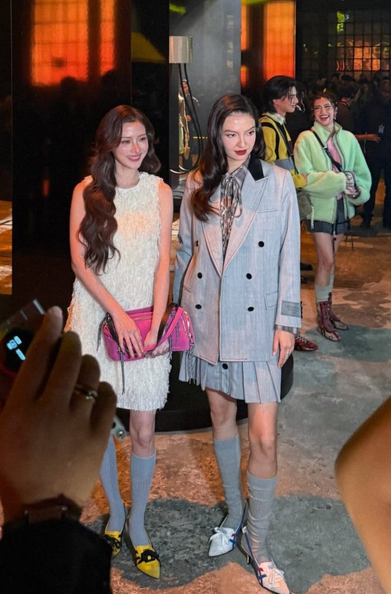 Tm3011_'s tweet photo. Ketika Baifern dan Raline Shah ketemu di acara fashion week terus foto bareng... Agak kaget dikit 😭🤏🏻 #ใบเฟิร์นพิมพ์ชนก #baifernbah https://t.co/CoYz6LoArS