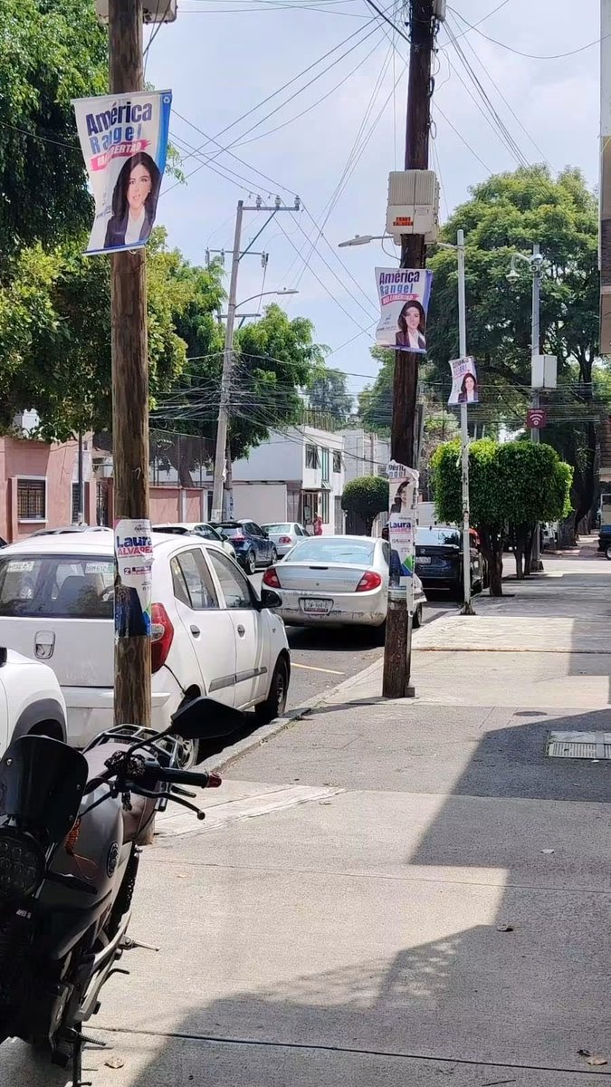 MHdenuncia's tweet photo. Ya hay un rechazo generalizado a la basura propagandista de l@s politic@s como #AmericaJackson y #LadyDiurex @laualvarez_80 que han llenado de basura toda la alcaldia llegando incluso a poner en riesgo la integridad física y patrimonial de los ciudadanos   @IECM https://t.co/quwN5GgpFG