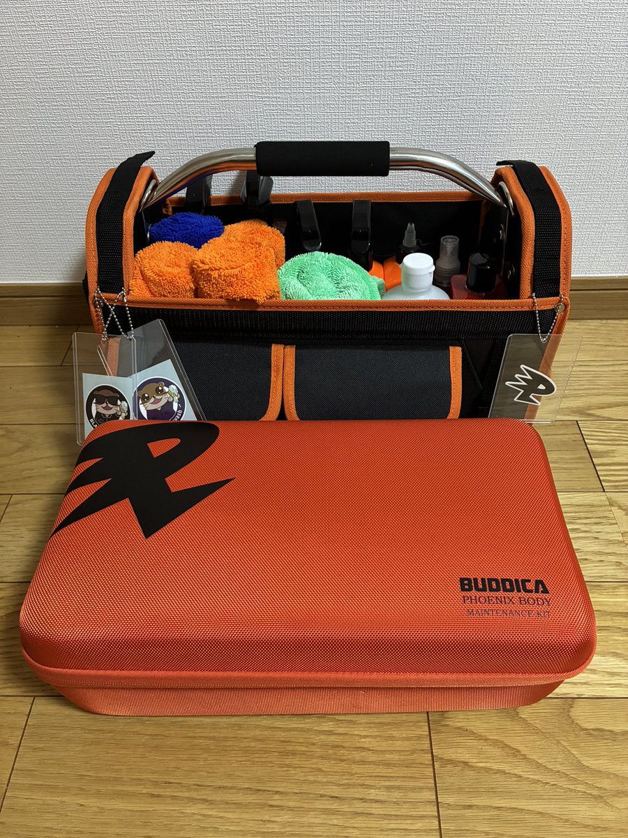 Rever_yume's tweet photo. フェニックスのメンテナンスキットカッコ良いのだけれど、洗車機派で良い感じにタオルとか溶剤を持っていけるバックが欲しくて既製品アレンジして自分で作っちゃったᕙ( ˙꒳˙ )ᕗ
ウォッシュ君とフェニックスロゴ良い感じ
(๑•̀ㅂ•́)و✧
#ながら洗車 #BUDDICA #PHOENIXBODY https://t.co/Y7O4Vi9Rs9