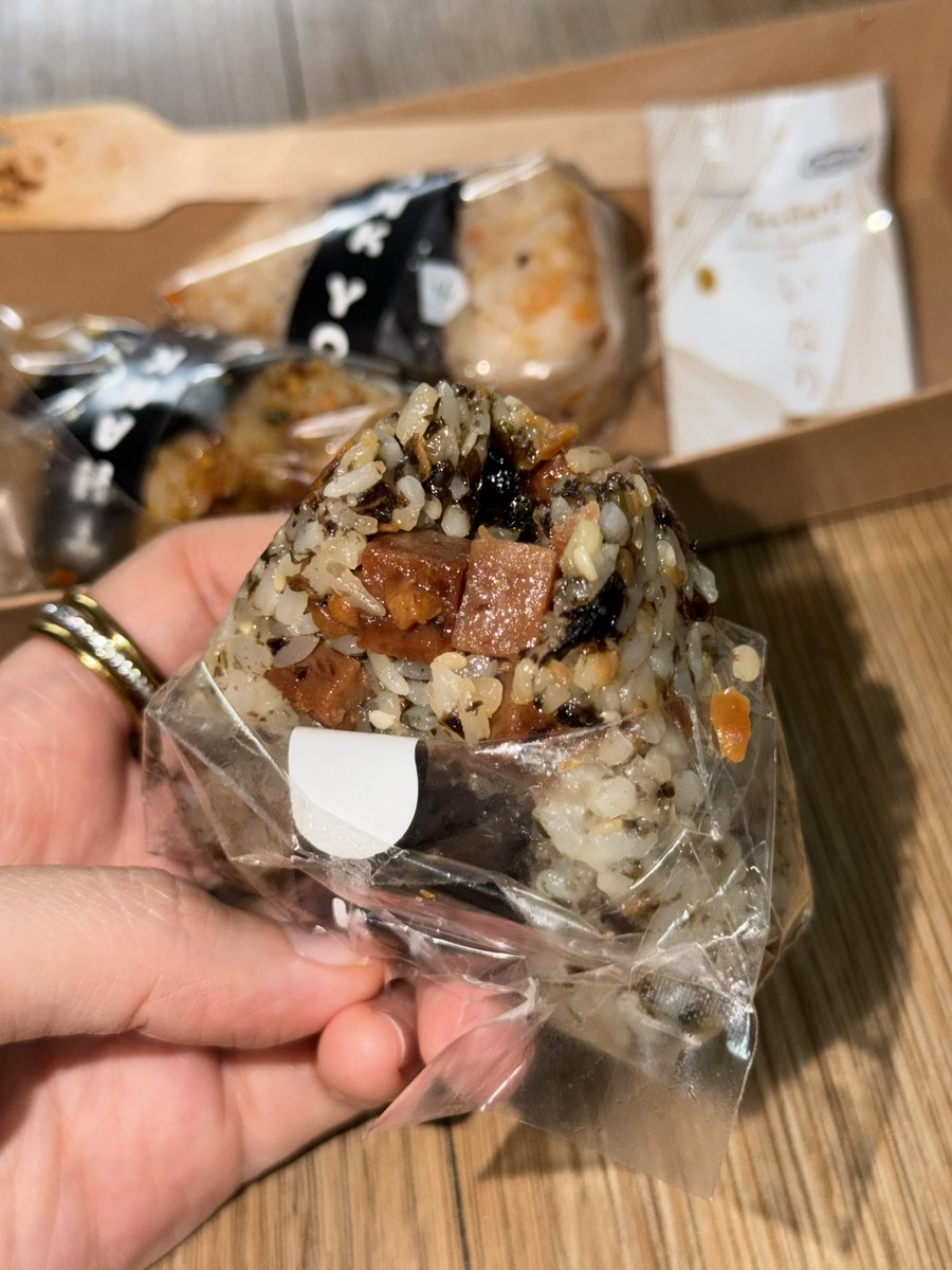 noeylamai's tweet photo. อร่อยยยยงะ ข้าวปั้น mamasubi พึ่งเคยกินเลย🥹 ไส้สแปมกระเทียมคืออย่างฟรินน🧄🥓🍙  ไปสามย่านมิตรทาวน์แล้วเจอ ซื้อมาลอง 3 รส ชอบหมดเลย แซลมอนก็อร่อย หอมๆๆ ส่วนลาบหมูเผ็ดมากกก แต่ชอบมากเลย ข้าวนุ่มๆ รสชาติถูกต้อง อยากกินอีกกก https://t.co/5vBeBzGHXi
