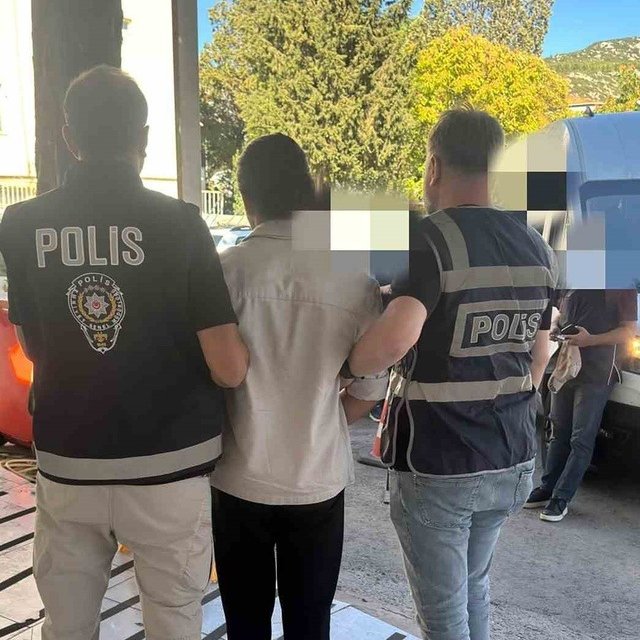 pusholder's tweet photo. Muğla’da bir ilkokulun bahçesindeki Atatürk büstünü yerinden söken şahıs yakalandı.

Atatürk büstü yenilenerek yeniden yerine yerleştirildi. https://t.co/O2AmldG43x