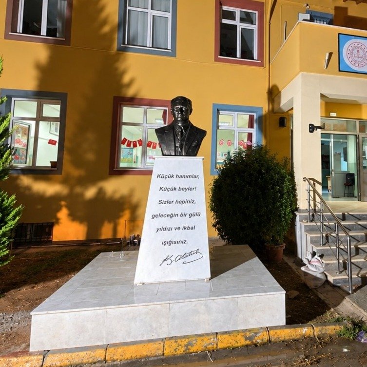 pusholder's tweet photo. Muğla’da bir ilkokulun bahçesindeki Atatürk büstünü yerinden söken şahıs yakalandı.

Atatürk büstü yenilenerek yeniden yerine yerleştirildi. https://t.co/O2AmldG43x
