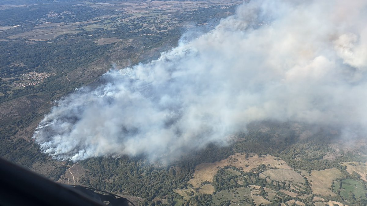 AT_Brif's tweet photo. 16:46📸#IFRandinCalvosDeRandin #Ourense 

@BrifLaza TED activada y sale ya para el incendio en coches y helicóptero para sumarse a labores de extinción. https://t.co/gayAuYFa9P