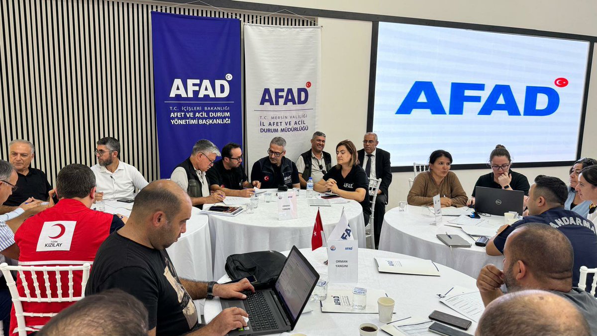 AFAD__Mersin's tweet photo. Mersin İl Afet Risk Azaltma Planı (İRAP) 2027-2031 hazırlık çalışmaları kapsamında; Deprem, Orman Yangını, Sel/Taşkın, Heyelan ve Endüstriyel Kazalar başlıklarında çalışma masalarının oluşturulduğu 2. Çalıştay gerçekleştirildi.

🏠⚡🌋🌲🔥🌲🌧️🌊🏠⛰️🪵🚗🏭⚠️💥

@afadbaskanlik https://t.co/J72CZTHnVM