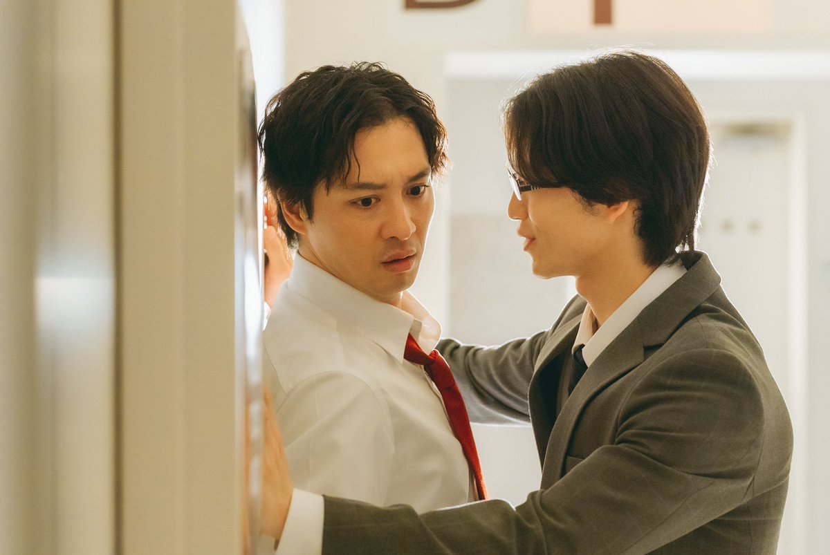 yerrowrose00's tweet photo. 塩野に足ドンされた時は顔逸らさなかったのに大前田に壁ドンされた時は顔逸らす多古井さん。
やっぱ本能ってあるよな、こういう時の咄嗟の動作に。
#キスあと
#キスは捜査のあとで https://t.co/zFUQVZEVyF