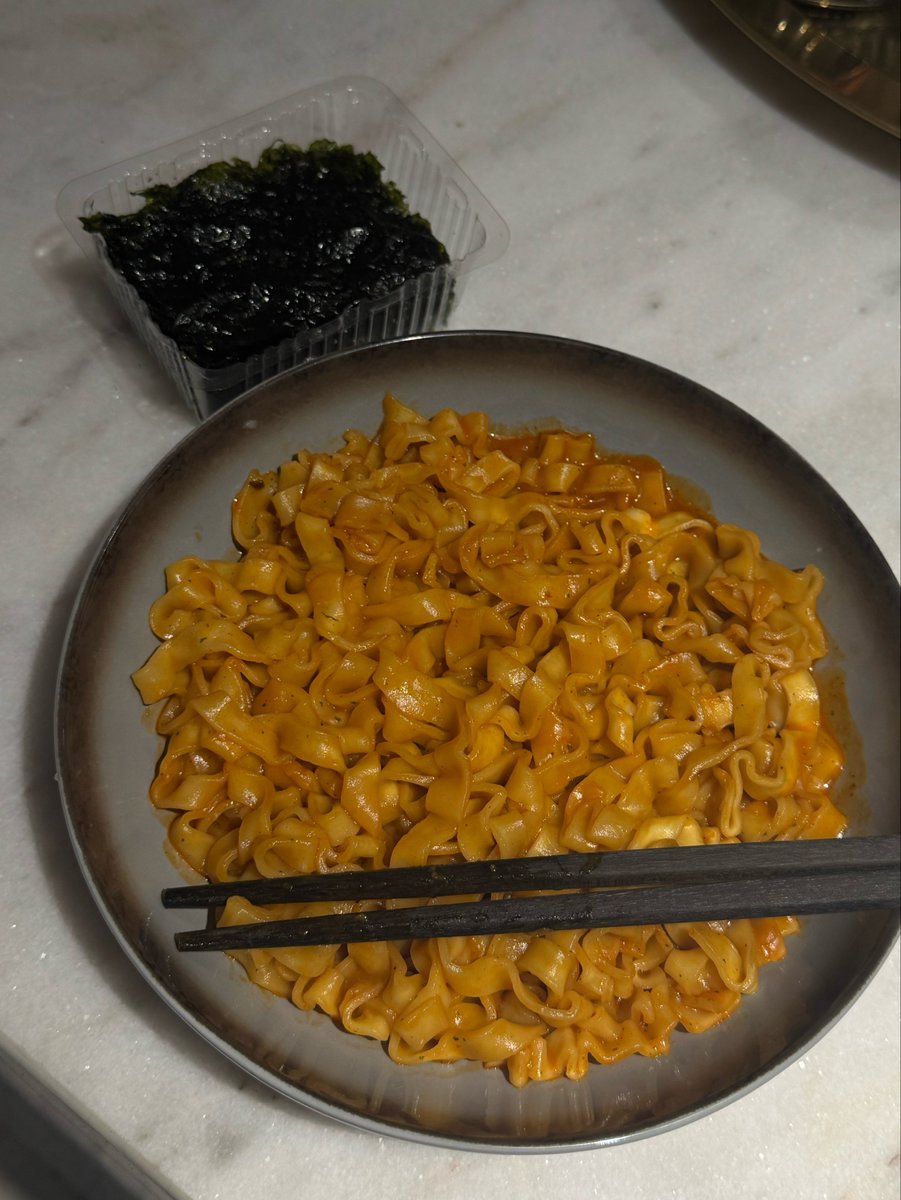 mrtinprty's tweet photo. bangtan shibal sonyeondan what the fuck did you put in this 😭😭😭 ITS SO DAMN GOOD https://t.co/wP7sZYeKAe