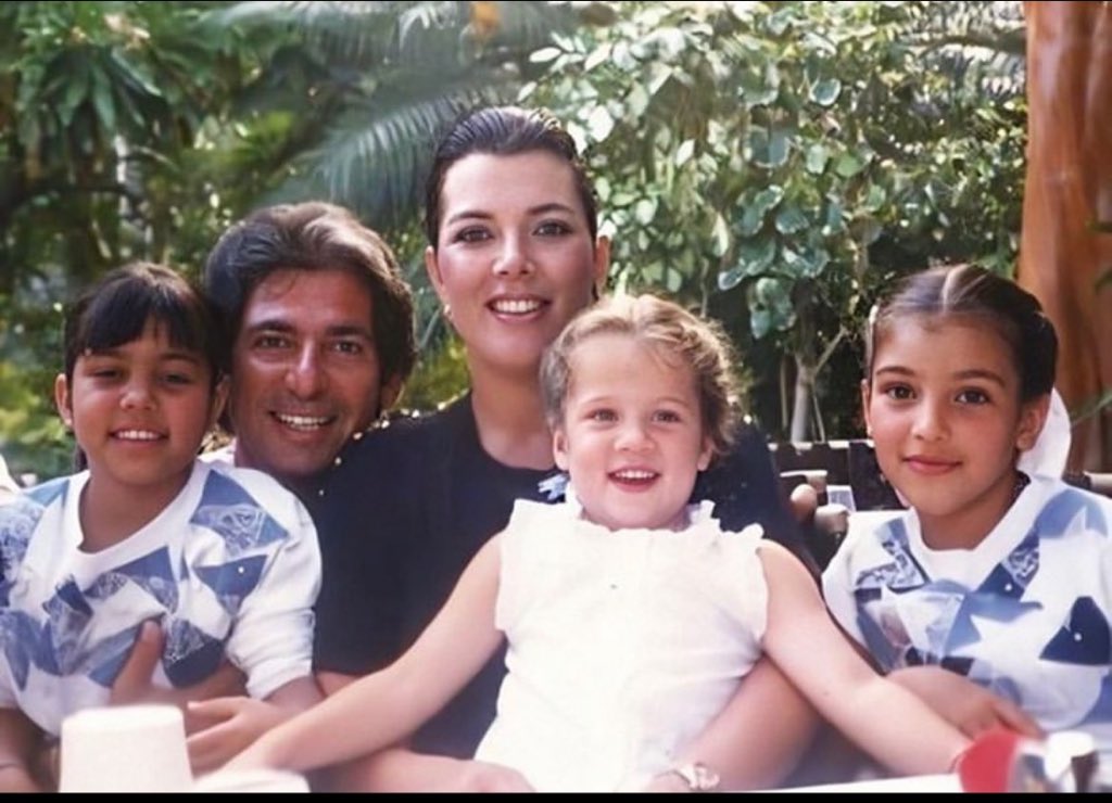 _cutedebby_'s tweet photo. Kris Jenner and Robert kardashian family picture from the early 2000s https://t.co/lwbcVEXEBN