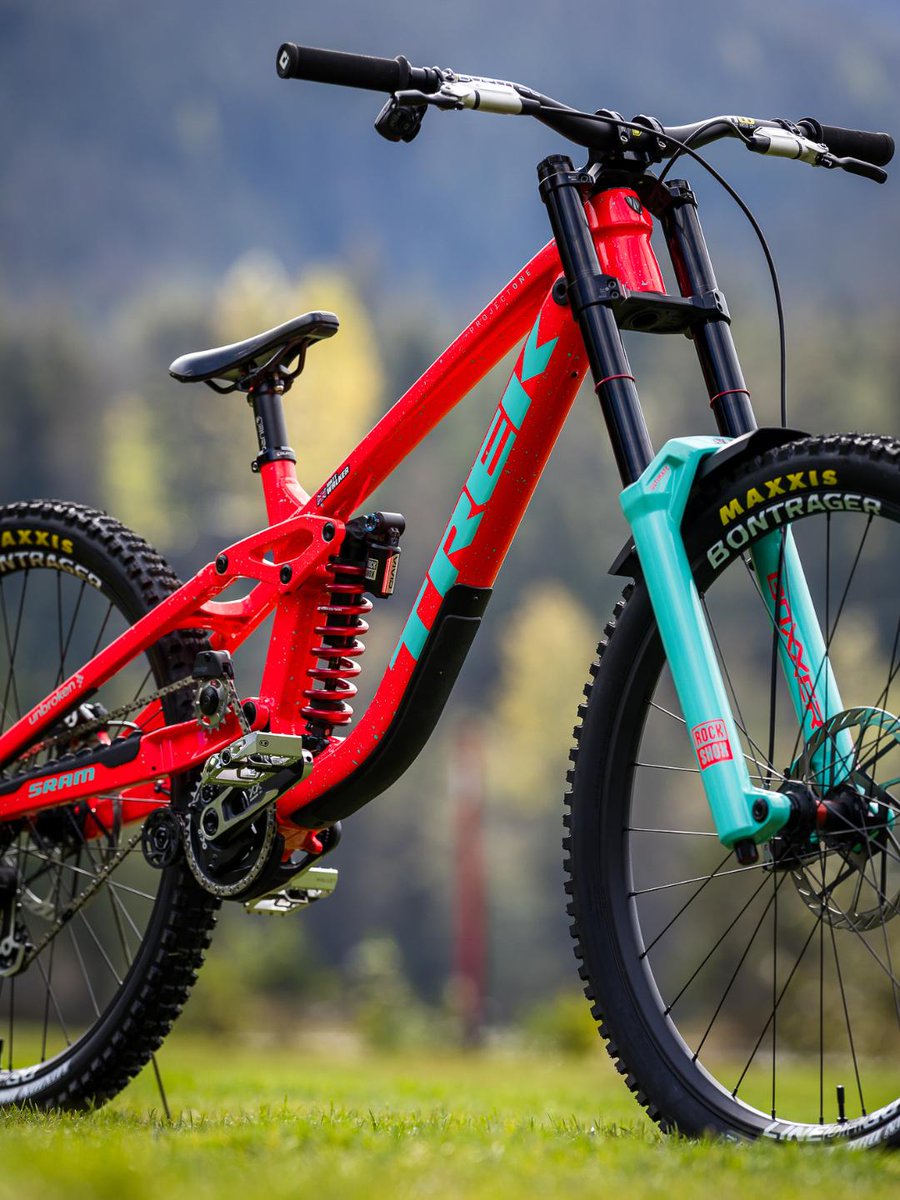 TrekBikes's tweet photo. No way we'd roll up to the first-ever Whistler World Cup without looking mint ��‍♂️ Unreal work by our paint crew to pair the proto Session with another gorgeous kit from @foxmtb. We've been amped for this pilgrimage to one of MTB's holiest places for a loooooong time. https://t.co/y5U6AJ6ptW