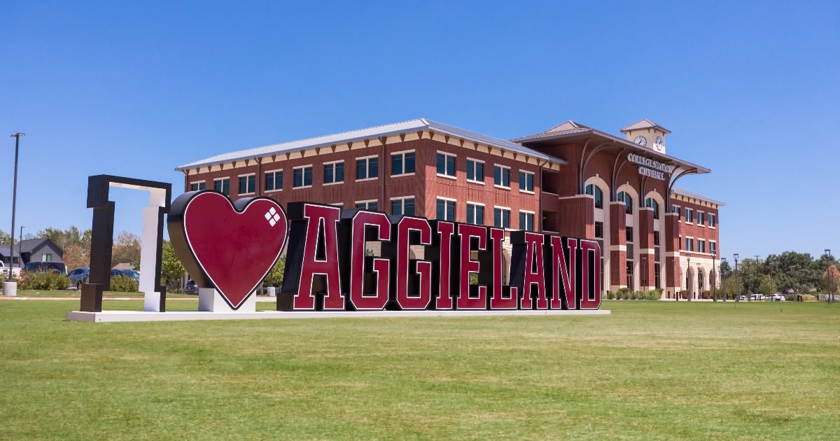 roymayforcs's tweet photo. What do you love about Aggieland? https://t.co/D4C7IVYkZf
