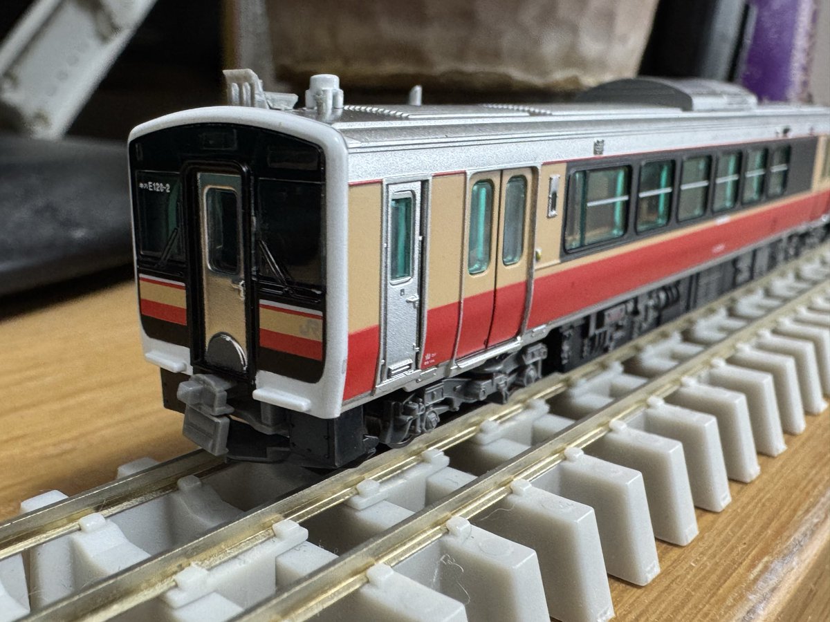 nao__tetsu's tweet photo. キハE120が入線。TN化したらスカートに当たるんですけど…。相方のキハ110探さねば https://t.co/sDWOahyhxE