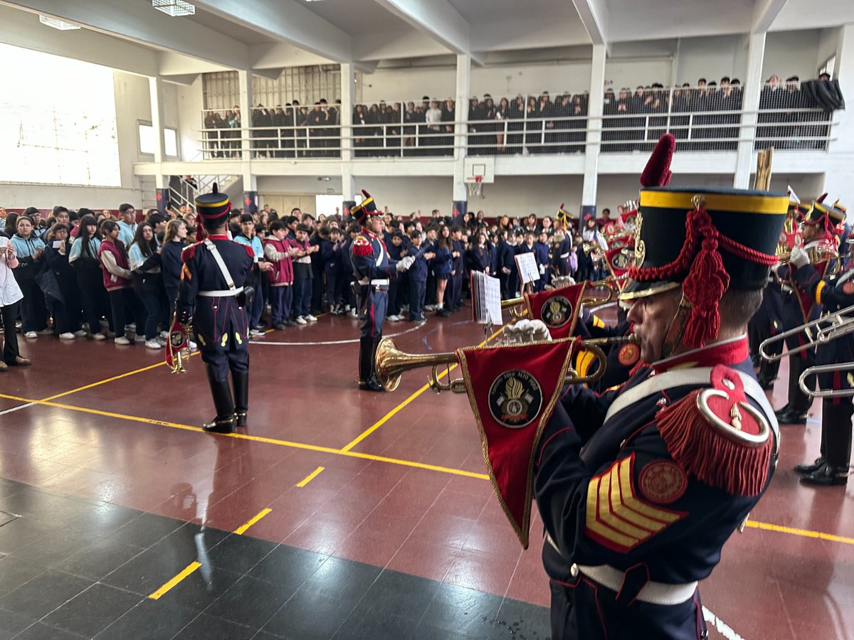 Granaderosarg's tweet photo. Nuestra Fanfarria Militar participó de la procesión en honor a Nuestra Señora de la Merced, Generala y Patrona del Ejército Argentino, junto a los alumnos del Colegio Franciscano Tierra Santa en el barrio porteño de Almagro
#SomosPatria #HerederosDelLibertador #SomosHistoriaViva https://t.co/wMs6UiNOC4