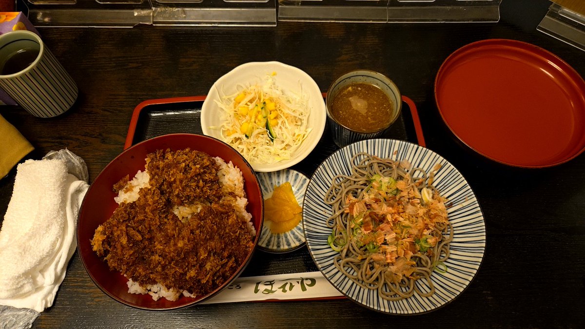 may_from2020_11's tweet photo. 晩ゴハン。
柔らかくて、美味しかったです。
ソースカツ丼・おろしそばセット。 https://t.co/vRLOgThN5n