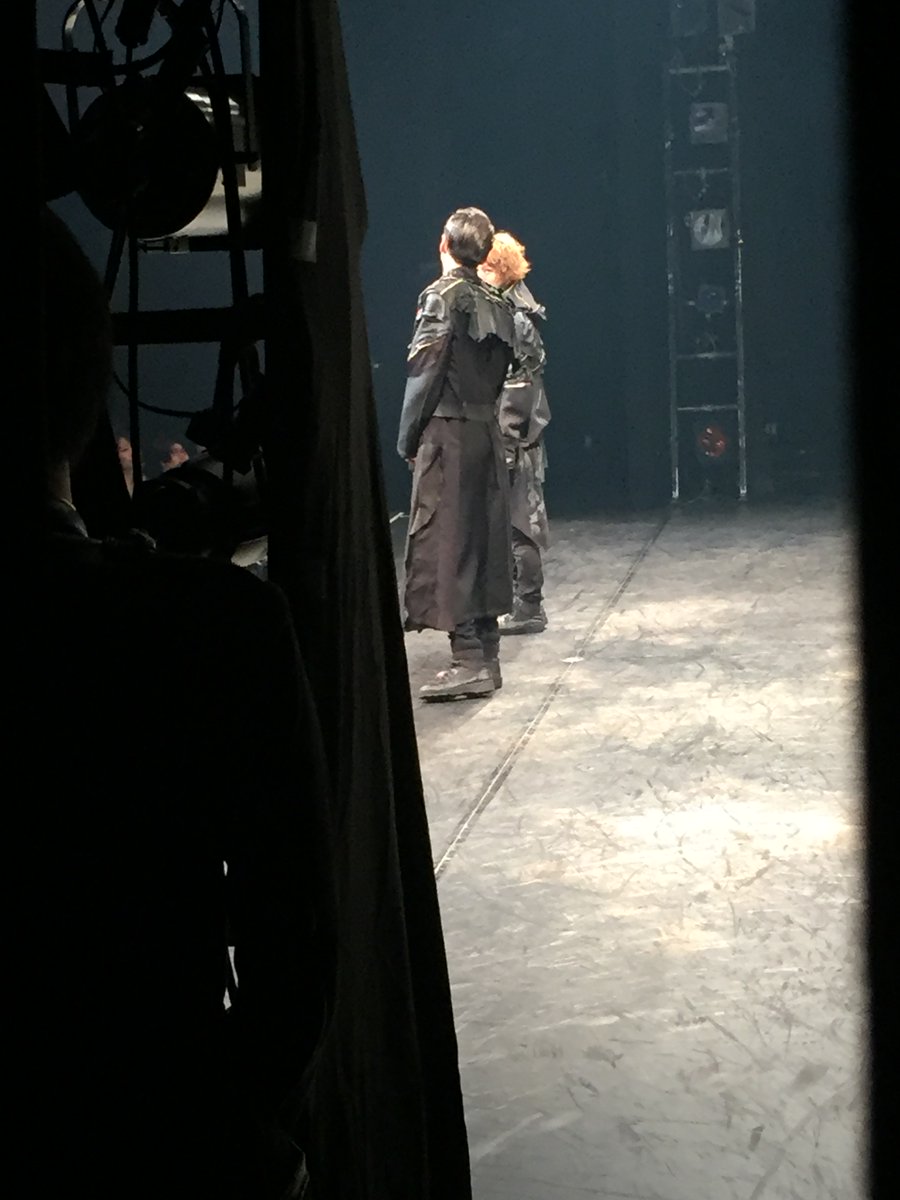 nishimori__hide's tweet photo. 「メサイア悠久乃刻」大千秋楽から9年。皆で突き詰めた、キャラクターたちの深い心。
勇貴が見せたミツの最期への悲嘆は美しかった。「人が死ぬって、大変なことなんだ」このシンプルな台詞が、大志の気骨、そして俳優キャストの作る空気で、今も魂に刻まれる台詞に。この作品は、今も宝。
#メサイア https://t.co/lGFzLL9cR0