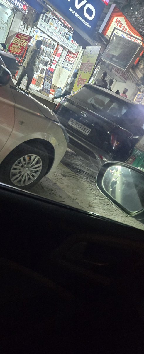 KeshavP03213345's tweet photo. @dtptraffic munirka road these car books the entire road @DelhiPolice https://t.co/fnUptGVNbG
