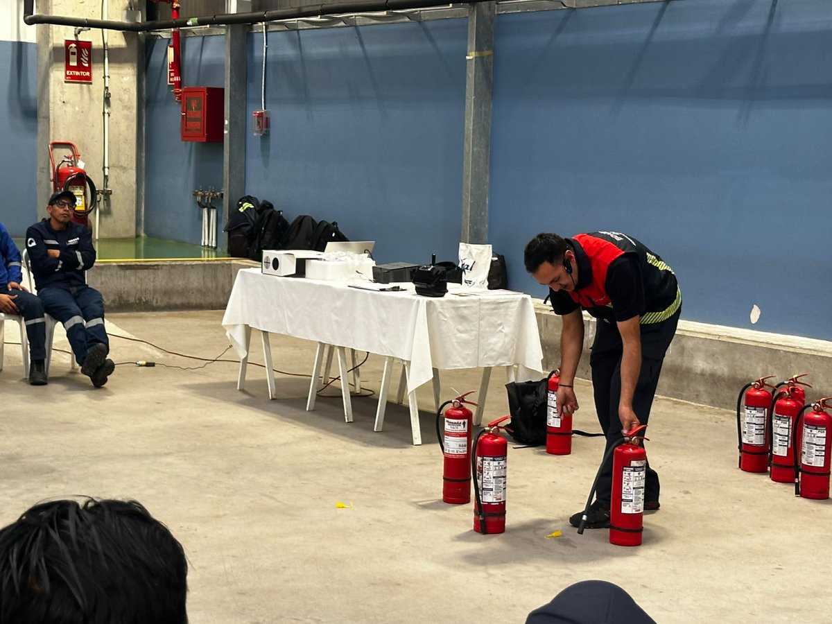 BomberosQuito's tweet photo. 🧯 #CapacitacionesBQ | Y tú, ¿sabes cómo usar un extintor de manera correcta?

👨‍🚒 Llegamos hasta los talleres del Metro de Quito para brindar una capacitación teórico-práctica sobre el uso de extintores al personal de la empresa ESQUEIRO.

👥 49 participantes fortalecieron sus conocimientos sobre los tipos de fuego, la identificación y verificación de extintores y su uso correcto según cada emergencia. Además, pusieron en práctica lo aprendido para reforzar sus habilidades de respuesta ante un conato de incendio.

🔥 Contar con un extintor es importante, pero saber cuándo y cómo utilizarlo es fundamental para actuar de manera segura y oportuna.

📩 Lleva nuestras capacitaciones a tu empresa. Solicita nuestras charlas sin costo a través de nuestra página web.
https://t.co/vatkM79Mk0

#BomberosQuito
#SalvamosVidas