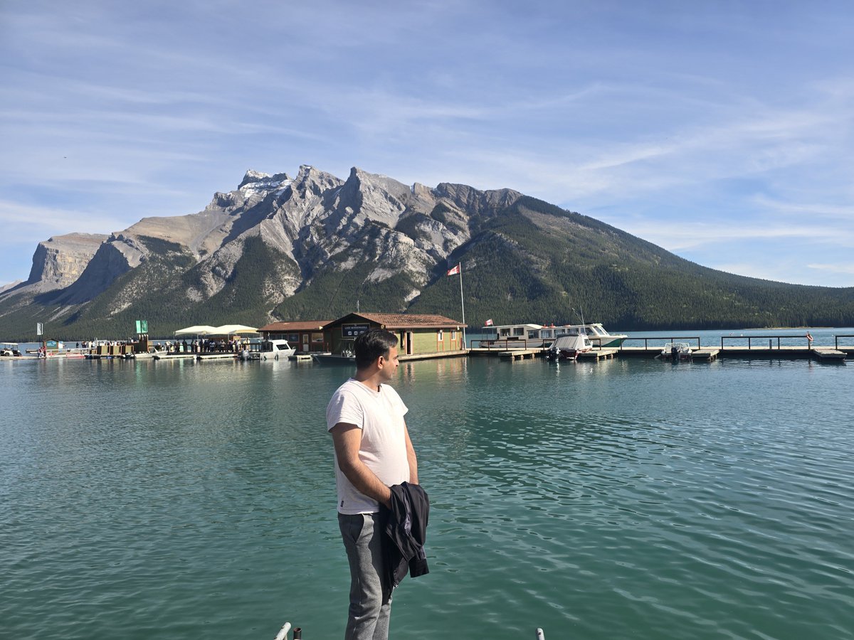 MudassarAPP's tweet photo. Lake Louise is glass. The air smells like pine and snowmelt. You can hear nothing but your own breath.

This is Canada at its wildest. 🏔️💙
#BanffNationalPark #ExploreAlberta https://t.co/bwH8GQuBUk