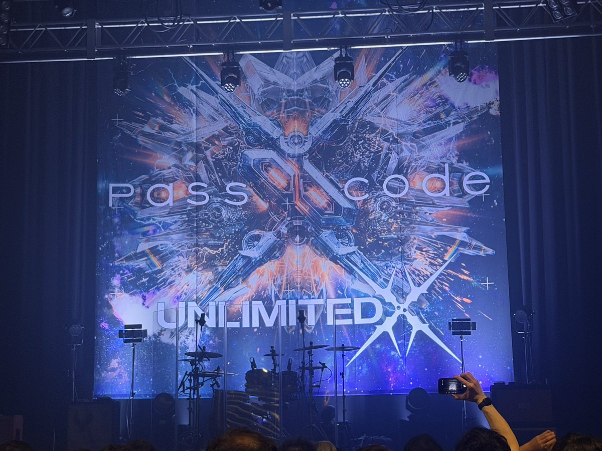 nyan_meow_mew's tweet photo. 久々の #PassCode ワンマン #unlimitedXツアー 初日。10年目迎えて円熟の域に達して来た。余裕がありながら凄さも増してる。メンバーとバンドと観客の一体感がパナい。アイドルで10年続くの中々無いが、客もメンバーも脂乗って来てまだまだコレからだなと感じた。あと今回のTシャツがカッコいい。 https://t.co/kGFfNXx7oY