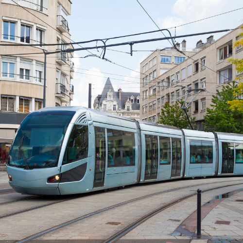 LMPositif's tweet photo. 🇫🇷 Dans le Valenciennois, les transports en commun seront gratuits pendant trois mois, du 1er octobre au 31 décembre 2026. Bus, tramways et transports à la demande seront accessibles gratuitement sur les territoires de Valenciennes Métropole et de La Porte du Hainaut. 🚌 (La Voix du Nord) 

📸 Image d'illustration
