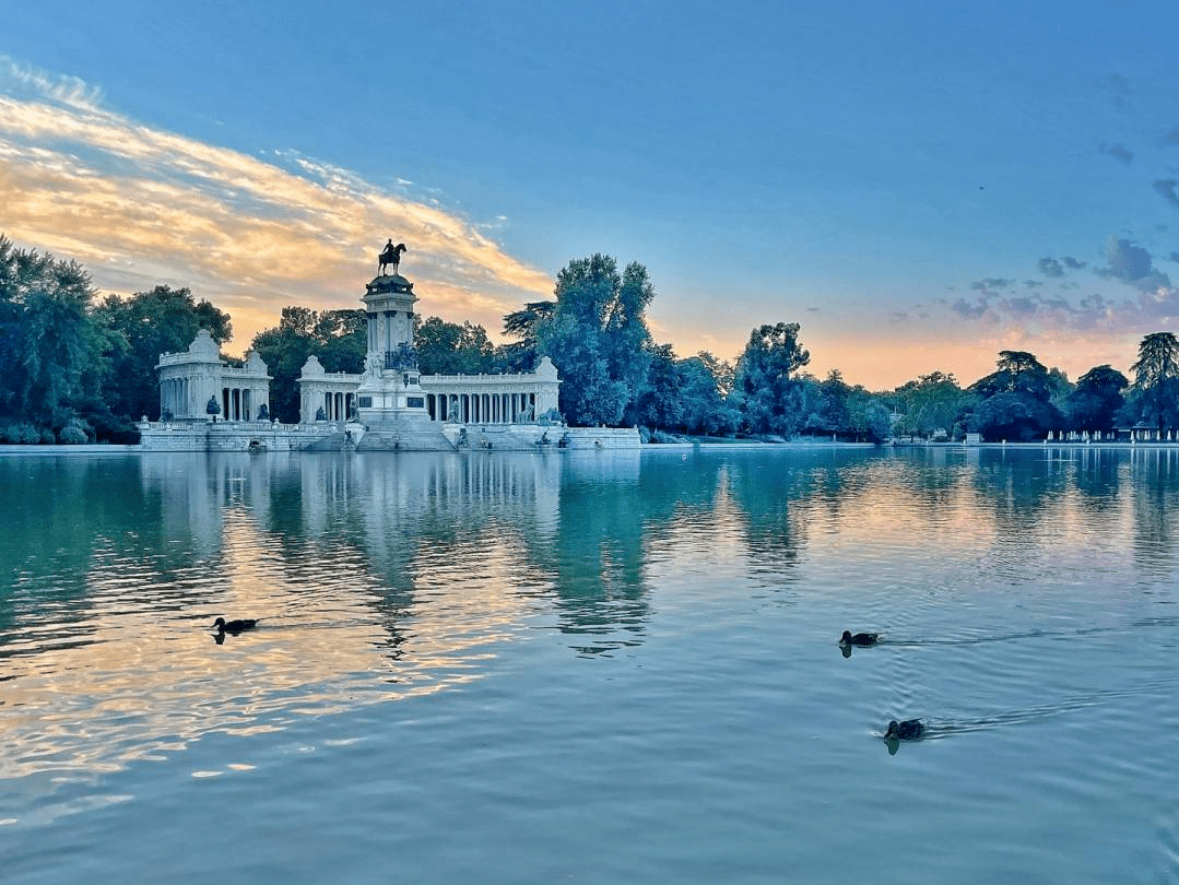 MadaleneMelg0's tweet photo. Madrid’s sunset over the Retiro Park lake is pure magic—walked the paths, drank horchata con churros, and my heart’s still in that golden hour breeze.  #TravelSpain https://t.co/O5Z7KT2P0B