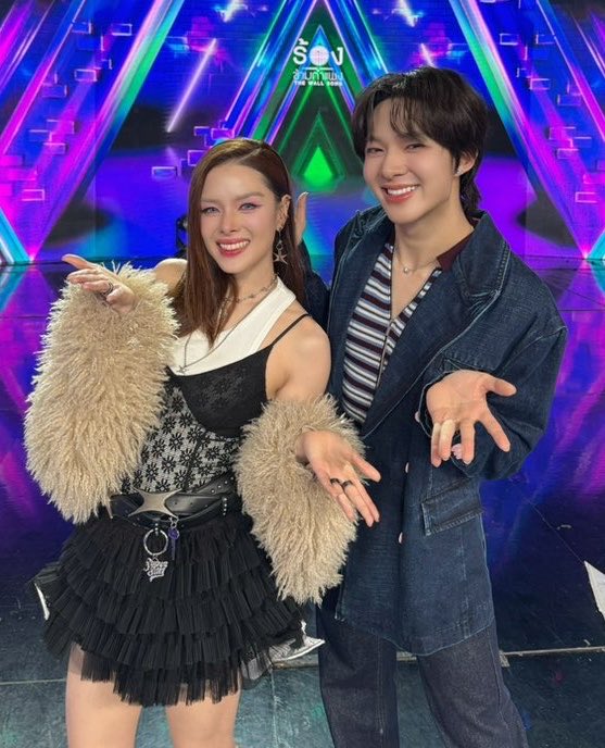 Aspa_ZunNaNu's tweet photo. ตอนเห็นเข็มขัด ว้ายยย #Supersun นี่หน่า สักพักเอ๊ะต่างหูอันนี้ซปซยังไม่วางขายหรือคอลใหม่หรอ เอ๊ะ แต่สร้อยซปซนั้นนะ 55555 สรุปคือซปซทั้งเซ็ต คุณCEOยิ้มกริ่ม 

NUNEW WALL SONG   
#TheWallSongxนุนิว https://t.co/wo4AzLuuLI