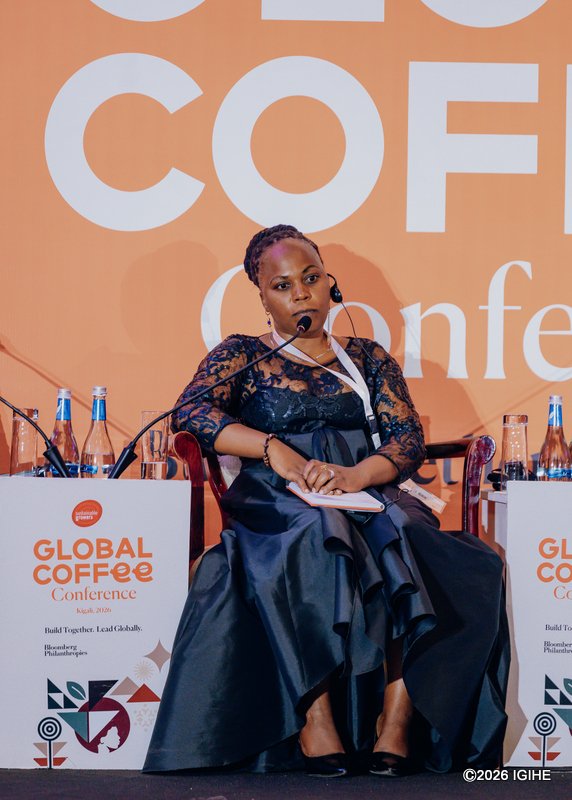 IGIHE's tweet photo. Nyirandimubanzi Jacqueline uyobora ihuriro ry’abagore bahinga ikawa mu Karere ka Gakenke ryitwa Association Hingakawa yavuze ko abagore bayihinga mu Rwanda bamaze gutera intambwe igaragara mu kuyicunga no kuyibyaza umusaruro bigatuma bagira uruhare mu iterambere ry’Igihugu.

Ati “Hambere mu Rwanda umugore yari umuhinzi w’ikawa agatahira icyo. Ariko uyu munsi tuzi gukorera ikawa yacu tukayitunganya ikajya ku isoko tukamenya ibivuyemo bikinjira mu muryango umugore akabikoresha mu igenamigambi ryawo. Ubu uyu munsi abagore bahinga ikawa bakorana n’Umuryango Sustainable Growers, @SustainableGro bose bazi gutegura ikawa kuva ku kuyihinga no kuyitegura kugera mu gikombe bakumva uburyohe bwayo.”

Ibi yabivugiye mu Nama Mpuzamahanga yiga ku iterambere ry’ubuhinzi bw’ikawa n’uruhererekane nyongeragaciro rwayo iri kubera i Kigali kuva kuri uyu wa 24 Nzeri 2026.