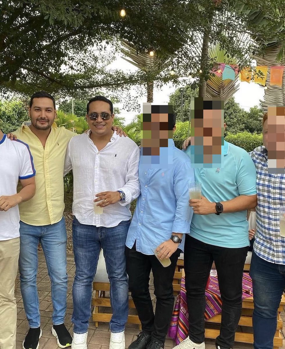 Animal__1995's tweet photo. Ministro @JohnReimberg , por que le oculta al país que el aprendido en esa foto, es Sergio Secaira, amigo íntimo de Yul López (hijo de Cynthia) y de Roberto Ibáñez, actual viceministro de Deportes de su gobierno. Además están ocultado a un 2do aprendido ¿porque no dan su nombre? https://t.co/VmHCGYCjss