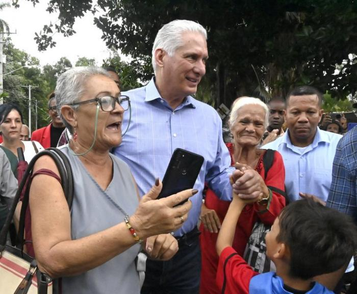 DirectorDe19204's tweet photo. Díaz-Canel: "Cuba no regresará al capitalismo". El mandatario aseguró que las reformas buscan "actualizar el modelo socialista" y emplear "herramientas propias de otro contexto" sin abandonar las conquistas de la Revolución. #LatirAvileño #CubaEstáFirme @AlfreMene37409 https://t.co/yCby79iXIm