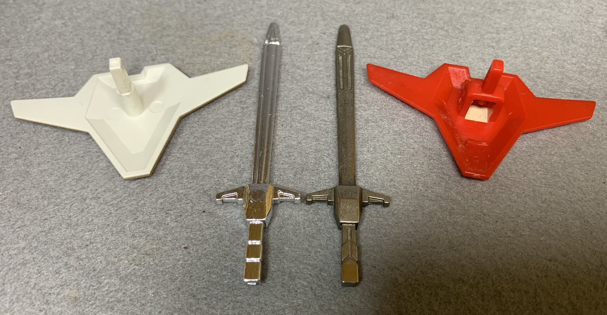 Aburachoujin102's tweet photo. …実はこのアイテム、
マイティメタル、チェンジロボの改造品。
だいぶ変更されてるけど所々に名残が見られる
武器はチェンジロボでは合金だけどプラになっており、盾に収納もできなくなっている

出自的に褒められたモノでは無いんだけど、やたらカッコ良く見えてしまうなあ https://t.co/zrfGtQeTjj