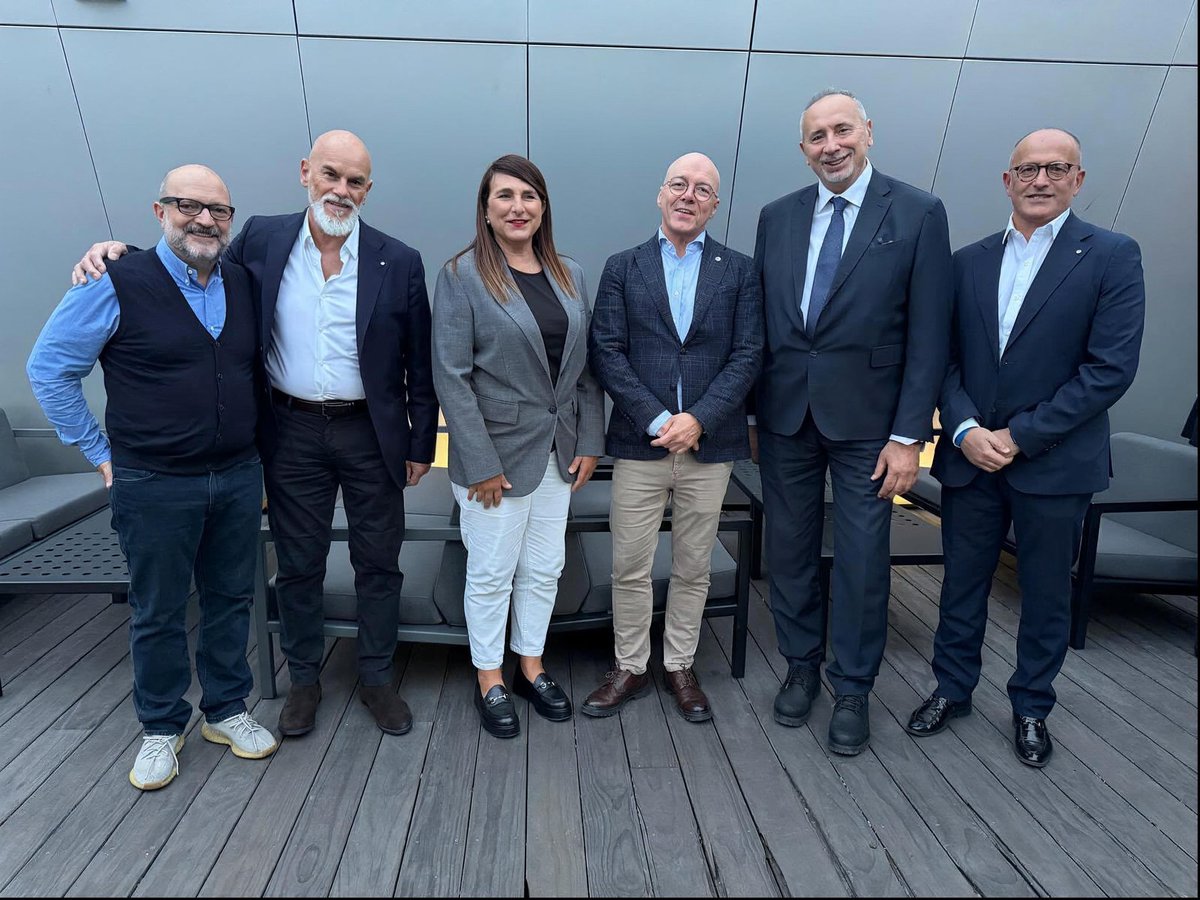 FitCisl's tweet photo. #24settembre 🟢 Il Segretario Generale della @FitCisl, Monica Mascia, con i Segretari Nazionali e la delegazione della Federazione, è a Oslo per il 30° Congresso della NSU Norsk Sjømannsforbund - Norwegian Seafarers' Union), il sindacato norvegese dei marittimi. Nella foto la delegazione FIT-CISL con Kurt Inge Angell, rieletto oggi Presidente NSU. A lui e alla sua squadra rivolgiamo le nostre congratulazioni e i migliori auguri di buon lavoro, con l'auspicio che prosegua il dialogo e la collaborazione costruttiva instaurata tra le nostre organizzazioni. 🚢

—————————————-

#24September 🟢 The General Secretary of @FitCisl, Monica Mascia, together with the National Secretaries and the Federation's delegation, is in Oslo for the 30th Congress of the NSU – Norsk Sjømannsforbund (Norwegian Seafarers' Union), the Norwegian seafarers' trade union. Pictured: the FIT-CISL delegation with Kurt Inge Angell, re-elected NSU President today. We extend our congratulations and best wishes for success in their work to him and his team, and we hope that the dialogue and constructive cooperation established between our organisations will continue.