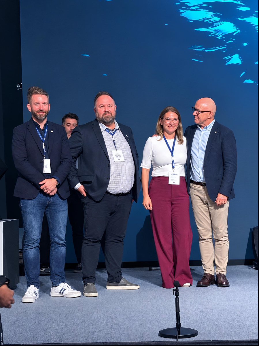 FitCisl's tweet photo. #24settembre 🟢 Il Segretario Generale della @FitCisl, Monica Mascia, con i Segretari Nazionali e la delegazione della Federazione, è a Oslo per il 30° Congresso della NSU Norsk Sjømannsforbund - Norwegian Seafarers' Union), il sindacato norvegese dei marittimi. Nella foto la delegazione FIT-CISL con Kurt Inge Angell, rieletto oggi Presidente NSU. A lui e alla sua squadra rivolgiamo le nostre congratulazioni e i migliori auguri di buon lavoro, con l'auspicio che prosegua il dialogo e la collaborazione costruttiva instaurata tra le nostre organizzazioni. 🚢

—————————————-

#24September 🟢 The General Secretary of @FitCisl, Monica Mascia, together with the National Secretaries and the Federation's delegation, is in Oslo for the 30th Congress of the NSU – Norsk Sjømannsforbund (Norwegian Seafarers' Union), the Norwegian seafarers' trade union. Pictured: the FIT-CISL delegation with Kurt Inge Angell, re-elected NSU President today. We extend our congratulations and best wishes for success in their work to him and his team, and we hope that the dialogue and constructive cooperation established between our organisations will continue.
