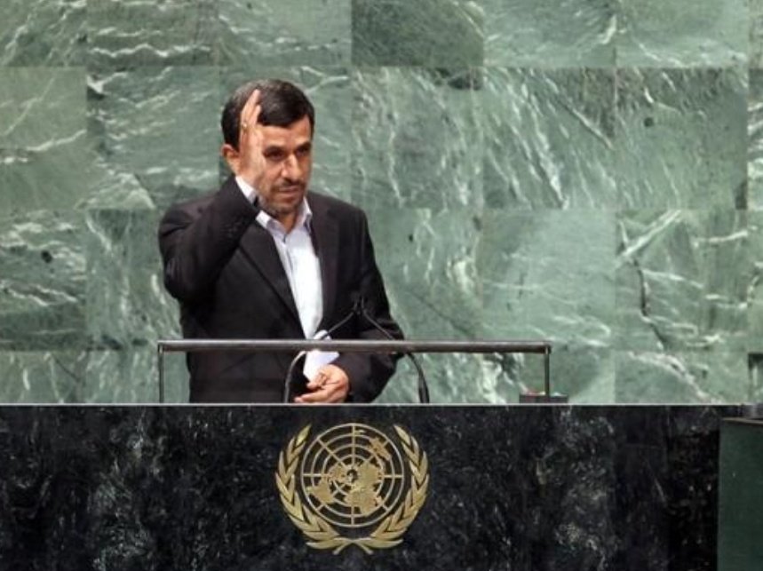FEYZIBAKHSHI's tweet photo. این روزها یادی از مردی کنیم که در سازمان ملل از عزت ایران گفت؛ در دانشگاه کلمبیا برابر سوت‌ها با صلابت سخن گفت؛ و در مصاحبه با یکی از زیرک‌ترین و مجرب‌ترین خبرنگاران، او را با پرسش‌های خود به چالش کشید.

سال‌ها گذشته است، اما صدایش هنوز در تاریخ آمریکا شنیده می‌شود.
#احمدی_نژاد https://t.co/SOdG76irJr