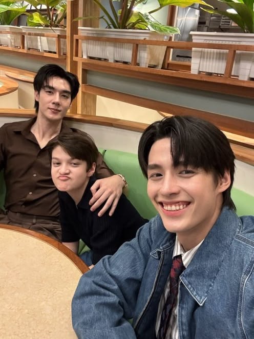 anvcleto's tweet photo. to enrolando pra ver o ultimo ep de don't be too emotional, pq eu não to preparado pra ver o final dos meus bbs, viva a familia tradicional '-' https://t.co/xKUjD8SLyL
