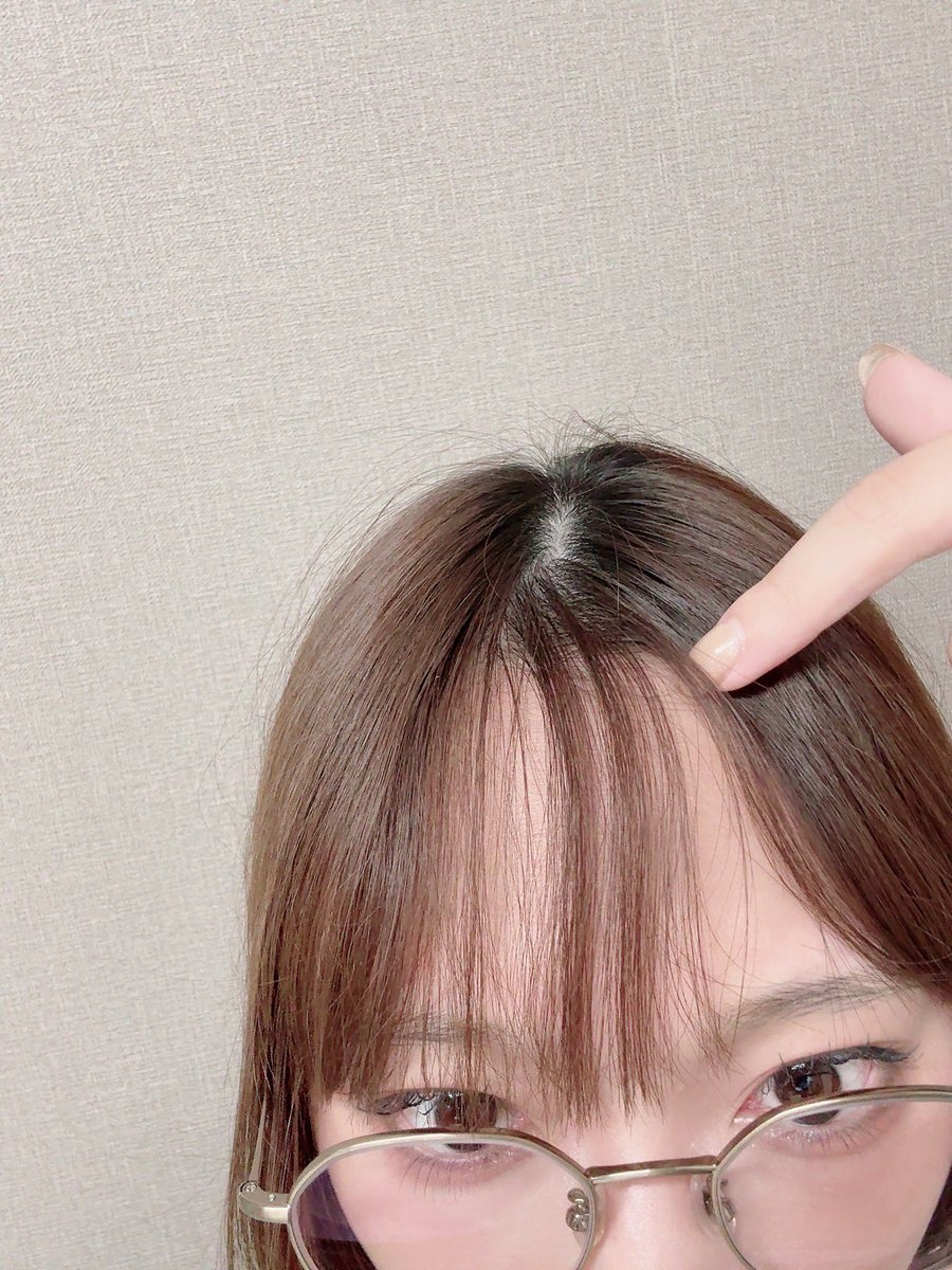 moyo_healthy's tweet photo. 今夜もありがとうございました♪

ラジオ内でウィッグの話をしたので……！

ウィッグ被った後は
前髪がうねうね〜！な自撮りです🤳🏻笑

#もよちゃん健康 https://t.co/rjMiuyCjHE