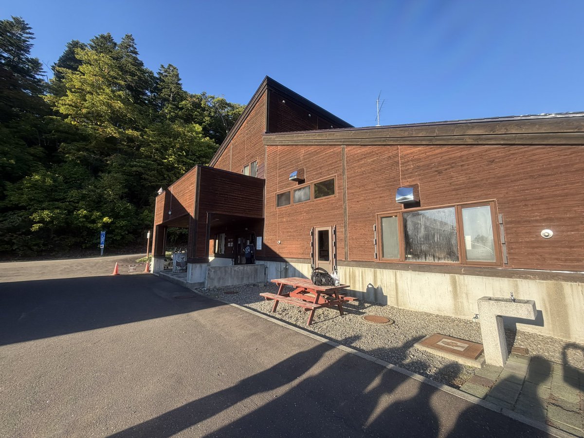 appendixb_'s tweet photo. 昨日までの2日間、サークルの合宿に参加しました！なんと5年目にして初参加
皆でカレー作ったり(自分の班は激辛)、深夜にバカほど飲んで(なんとこの時代に)3DSでマリカ7の対戦で大騒ぎしたり、徹夜明けに6人で朝散歩したり、体育館でレクしたりでマジ楽しかった‼️卒業までの残りの回もフル参加したい✨ https://t.co/4lP1LQStAh