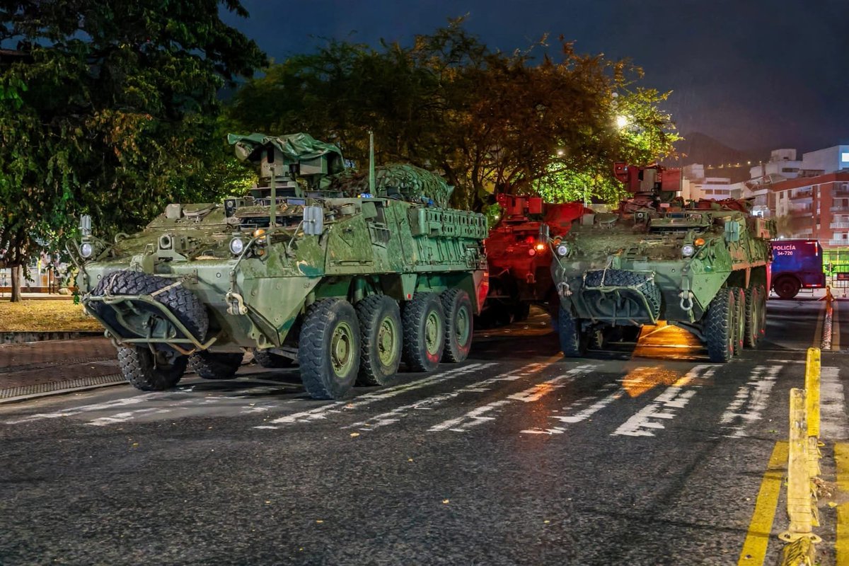 TwiterosCali's tweet photo. OPERACIÓN IRON EN CALI

En la madrugada de hoy, el presidente Abelardo De la Espriella, con el acompañamiento del alcalde Alejandro Eder y la gobernadora Dilian Toro, desplegaron 1.200 uniformados en 6 comunas, 15 barrios y 24 microterritorios. Van por 83 capturas y 101 allanamientos contra ollas en El Calvario, San Pascual y Sucre. Balance oficial en horas. 

#OperaciónIron
#CaliSegura