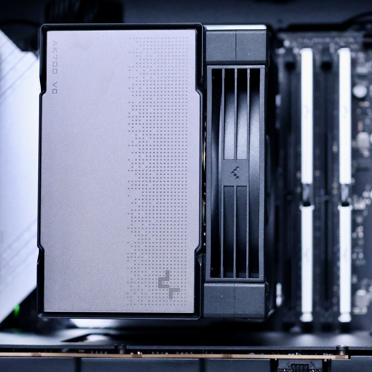 Deepcoolglobal's tweet photo. It’s all in the details. 👀 The finish. The machining. The refined design.
AK700 VC is built to make every angle count.🖤
Air cooler: AK700 VC
#deepcool #ak700vc #airflow #pcbuilding #fps #gamingpc #gamerlife #esports #cpucooler #lga1851 #am4 #am5 #memes #gpu #ram https://t.co/andZVwinJF