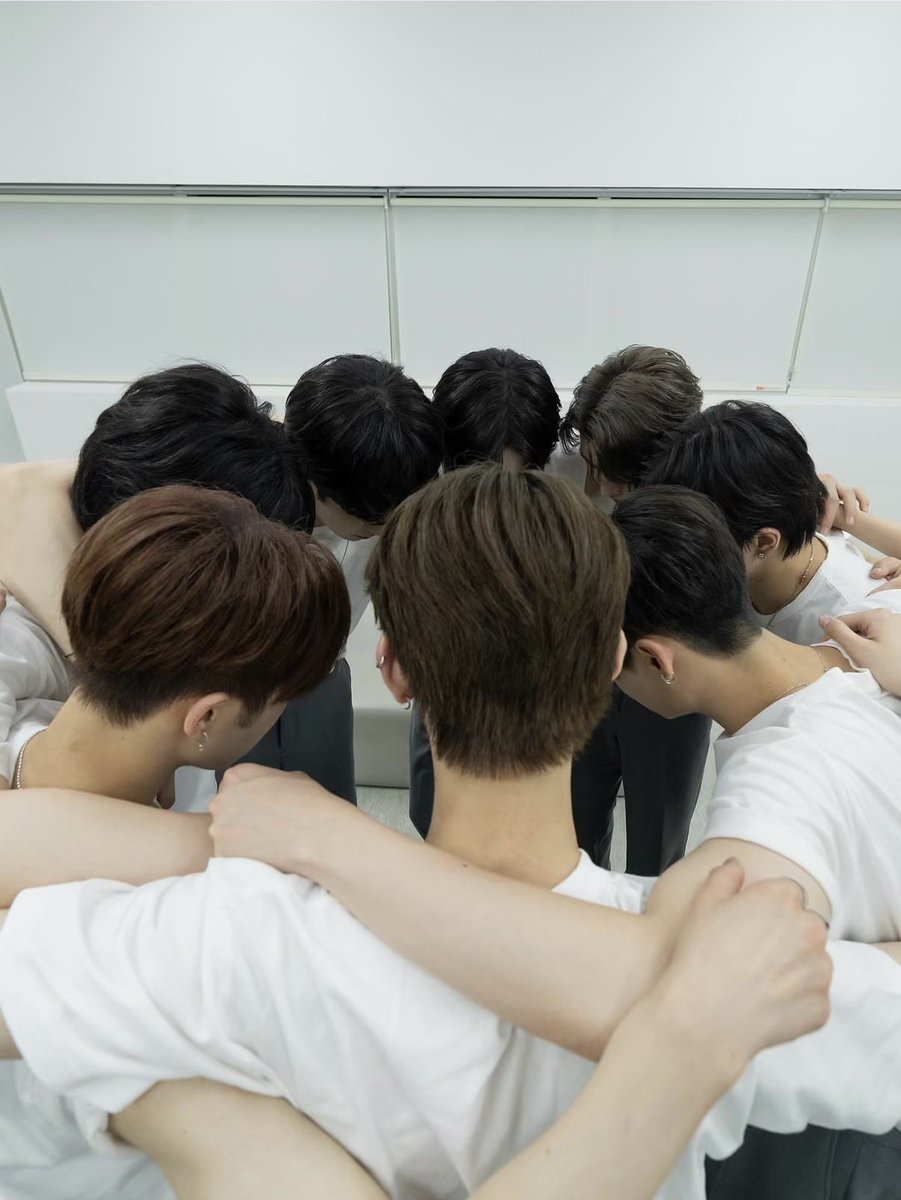 baasun2's tweet photo. 뭐 했다고 벌써 보이즈2플래닛이 끝나고 알파드라이브원으로 결성된 지 1주년이 된 건지…. 뭔가 묘하기도 하고 뭉클하기도 하고…🥺 1주년 정말로 축하해 얘들아😭❤️ https://t.co/YEyuJG0bMD
