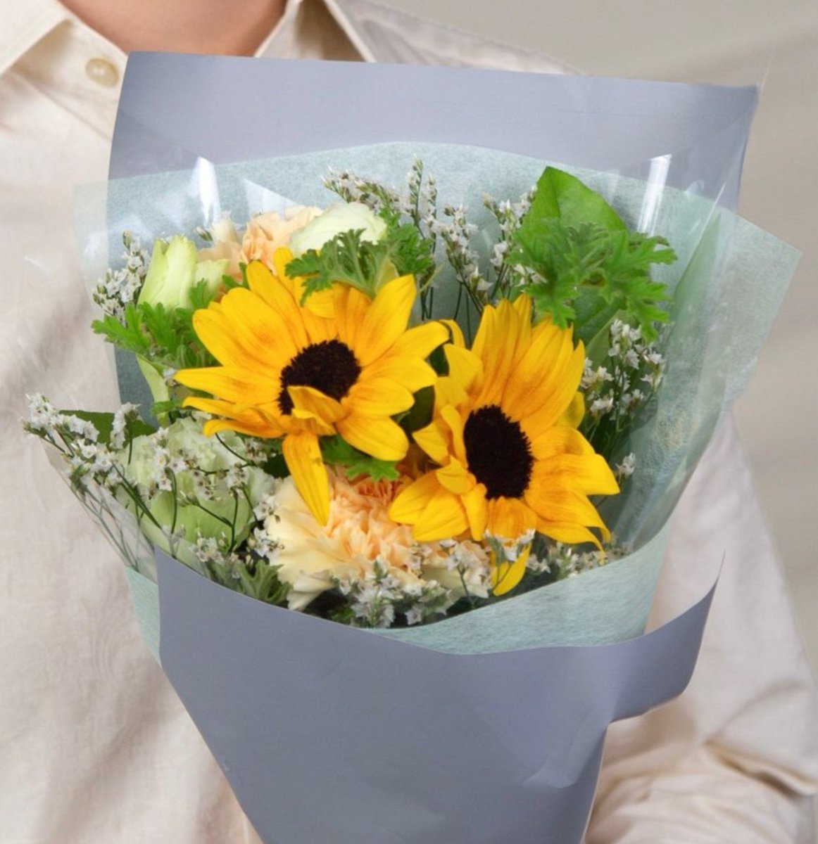 takeuchi1hiromi's tweet photo. 宏さん綺麗な"花束"💐ありがとう😊
ひまわり🌻花言葉「情熱」♥️
宏さんラジオでお話聴いて終わった後
神戸に移動して🚄今日はあっという間の濃い1日でしたね😊宏さん明日は神戸ライブ♪頑張ってくださいね😊
皆さんが安全に過ごせますように祈っています。宏さんお疲れ様でした。
＃ひろネット
＃花便り
＃in大阪