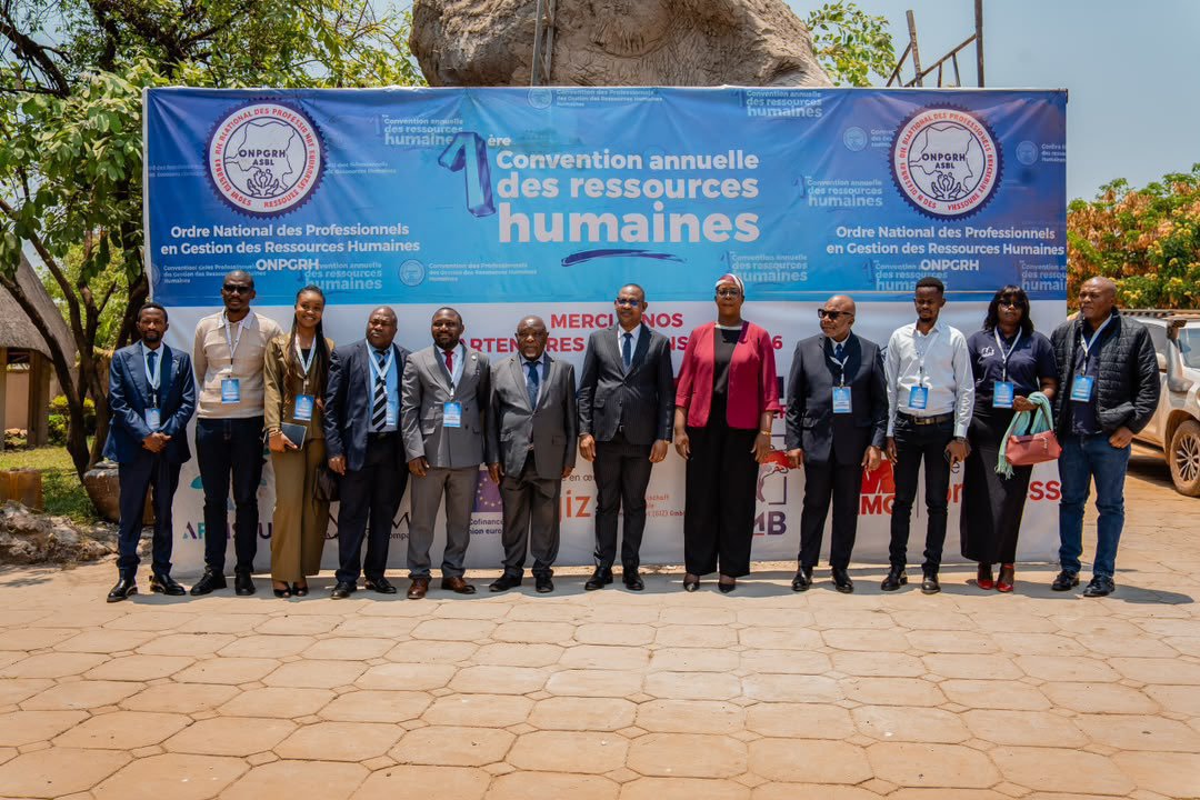 henockngandu25's tweet photo. #EMPLOI_RDC
#INFOS 24.09.2026
#KOLWEZI 

LE MINISTRE DE L'EMPLOI ET TRAVAIL A LANCÉ LA PREMIÈRE CONVENTION ANNUELLE DES PROFESSIONNELS RH

Le ministre de l’Emploi et Travail,@MinEmploiTraRDC Ferdinand MASSAMBA WA MASSAMBA, a lancé, mercredi 23 septembre 2026 à Kolwezi, les travaux de la première Convention annuelle des professionnels en gestion des ressources humaines, organisée par l’ONPGRH.

Placée sous le thème « Le Pacte RH pour la RDC : bâtir le capital humain, renforcer les organisations et accélérer le développement national », cette rencontre met en lumière le rôle stratégique des ressources humaines dans la performance des organisations et le développement national.

Étant le premier responsable national des ressources humaines et du monde du travail, le ministre a encouragé les professionnels RH à davantage valoriser leur métier, rappelant que le capital humain se trouve au début et à la fin de toute productivité et de tout accroissement d’une entreprise.

Ferdinand MASSAMBA WA MASSAMBA les a également appelés à dépasser les fonctions traditionnelles de gestion du personnel pour anticiper les mutations, accompagner les transformations et s’adapter aux évolutions technologiques, notamment à l’intelligence artificielle.

Une vision qui s’inscrit dans la dynamique impulsée par le Président de la République, Félix-Antoine Tshisekedi Tshilombo, et mise en œuvre par le Gouvernement de la Première ministre Judith Suminwa Tuluka, en faveur du développement du capital humain et de la transformation de l’économie nationale.

La cérémonie s’est déroulée en présence de plusieurs personnalités dont les autorités provinciales ou encore les gestionnaires RH du milieu.