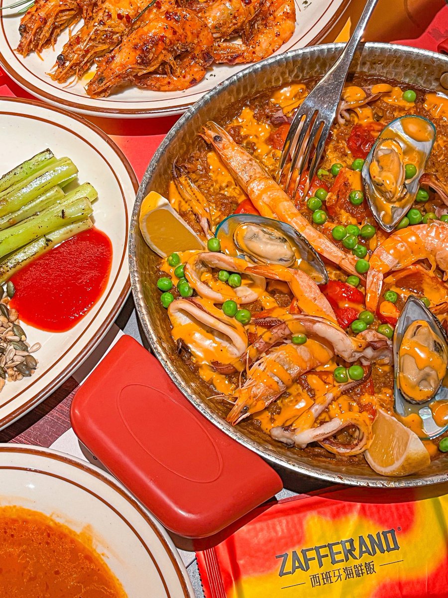 AugustaWed0nks's tweet photo. [Cena especial de verano: paella valenciana con marisco fresco, toque de limón y un vaso de vino tinto espaol. Una delicia para tus noches festivas!]， https://t.co/lydMsM8M2H