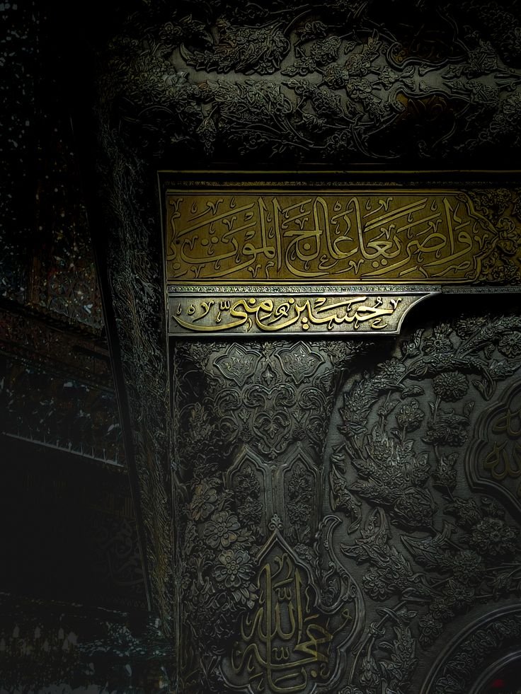 fazaeleamir's tweet photo. «پیامبر خدا، هر وقت حسین علیه‌السلام را می‌دید، به امیرالمؤمنین می‌فرمود او را نگه دارد تا ببوسم. سپس گریه می‌کرد و می‌فرمود: جای شمشیرها را می‌بوسم...»
(امام باقر علیه‌السلام) 

  کامل الزیارات، ص۱۹۱

 #شب_زیارتی https://t.co/S4H8CYmRif