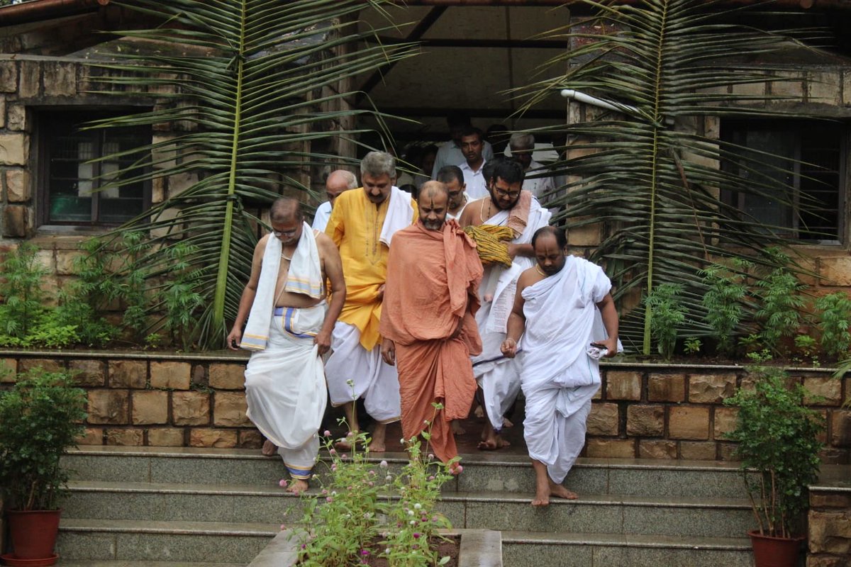 sriuttaradimath's tweet photo. Sri Mahaswamigalavaru visited the prestigious SDM College of Engineering and Technology at Dharwad.
.
#SDMCET #Dharwad #SriUttaradiMatha #uttaradimatha #sriuttaradimath https://t.co/JUGVgiptGS