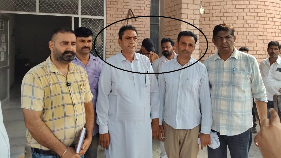 haryanvitai's tweet photo. फतेहाबाद मे विजिलेंस विभाग की टीम ने भ्रष्टाचार के खिलाफ सख्त कार्रवाई करते हुए तहसील कार्यालय में तैनात पटवारी मेहर सिंह और उसके एक सहायक को 1500 रुपये की रिश्वत लेते रंगे हाथ गिरफ्तार किया है। यह कार्रवाई जमीन का इंतकाल चढ़ाने की एवज में मांग गई https://t.co/gGmtIIxiwz