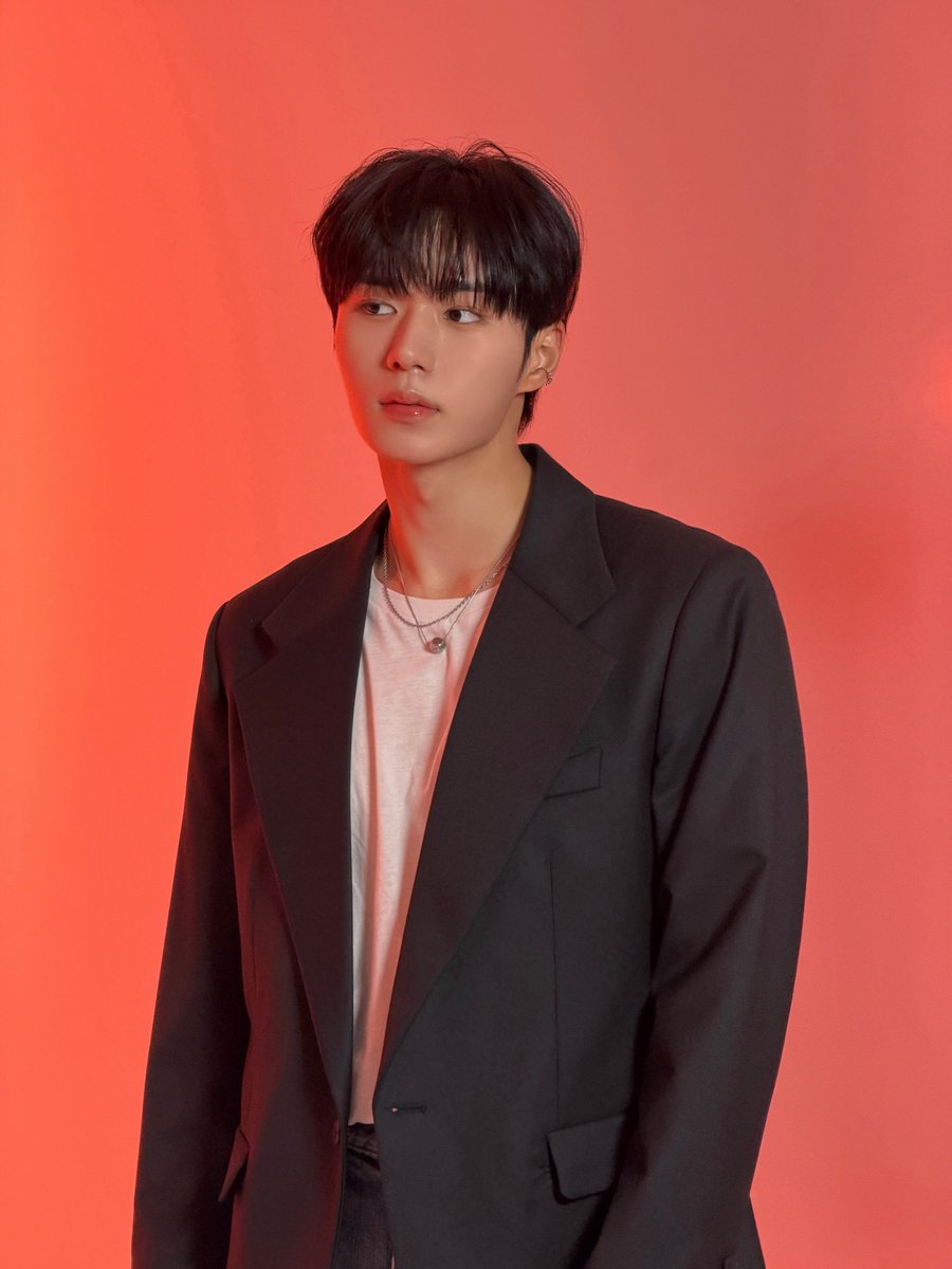 dearest_junseo's tweet photo. 260925 plus chat update #준서 #JUNSEO

allyz!! time really passes unbelievably fast. it's already been a year since we were born as alpha drive one. unlike a year ago, i've gotten much more used to things now, become closer with my dongsaengs and made so many memories with allyz as well. to be honest, i think i was excited but also quite worried because it was the beginning of a new life. but thanks to allyz, it has been filled with nothing but happy memories and i'm even happier and more grateful that we can continue making many more memories together in the future. thank you really for being by our side. i love you so much 🫶

#ALPHADRIVEONE #ALD1 #알파드라이브원